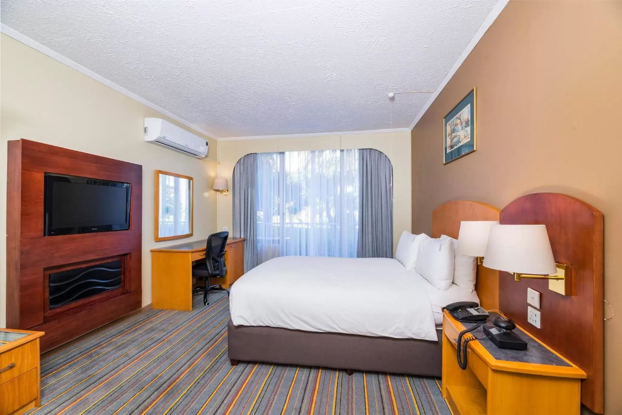 Photo of the whole room, TV/Entertainment Center in Holiday Inn - Bulawayo, an IHG Hotel