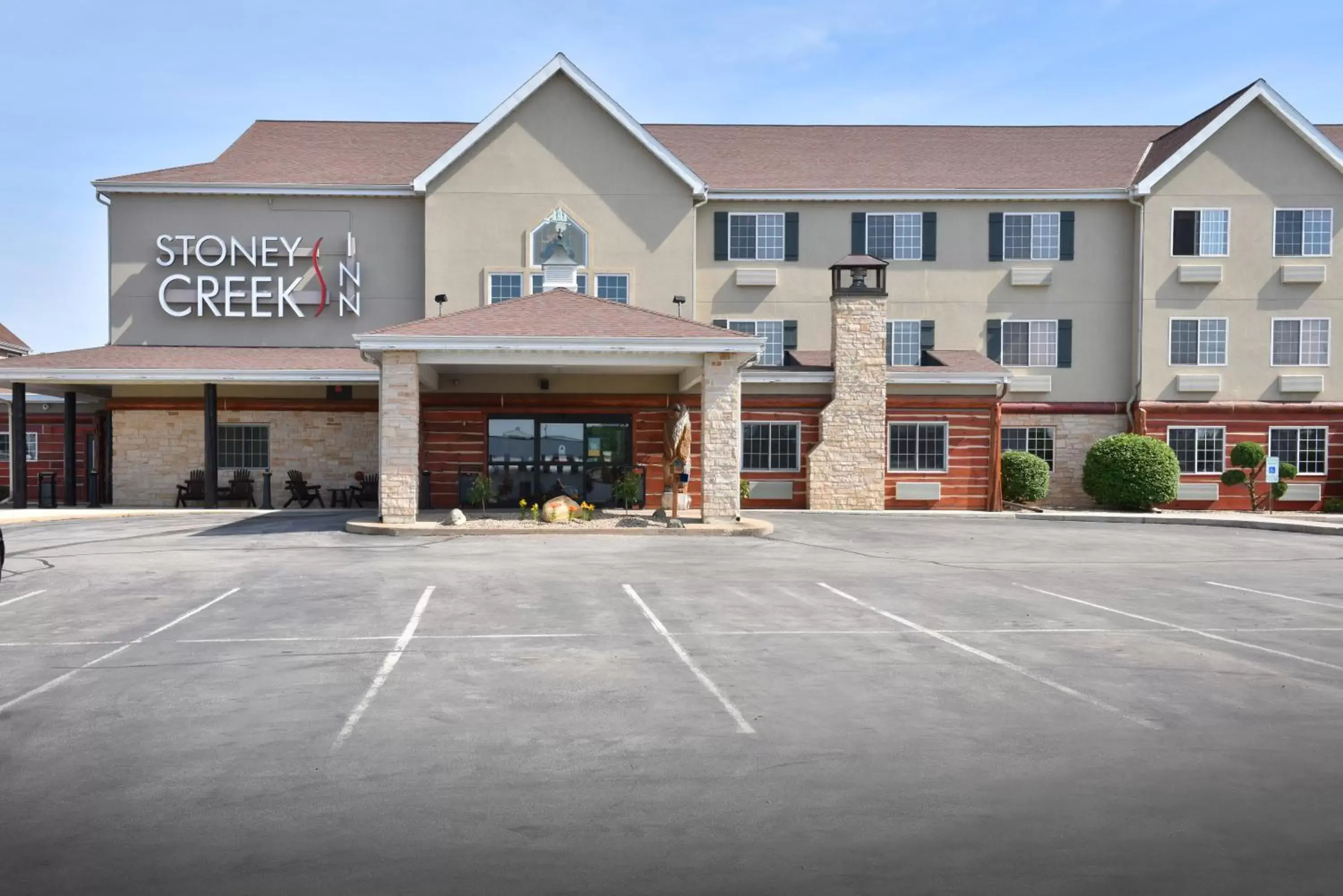 Facade/Entrance in Stoney Creek Inn Quincy