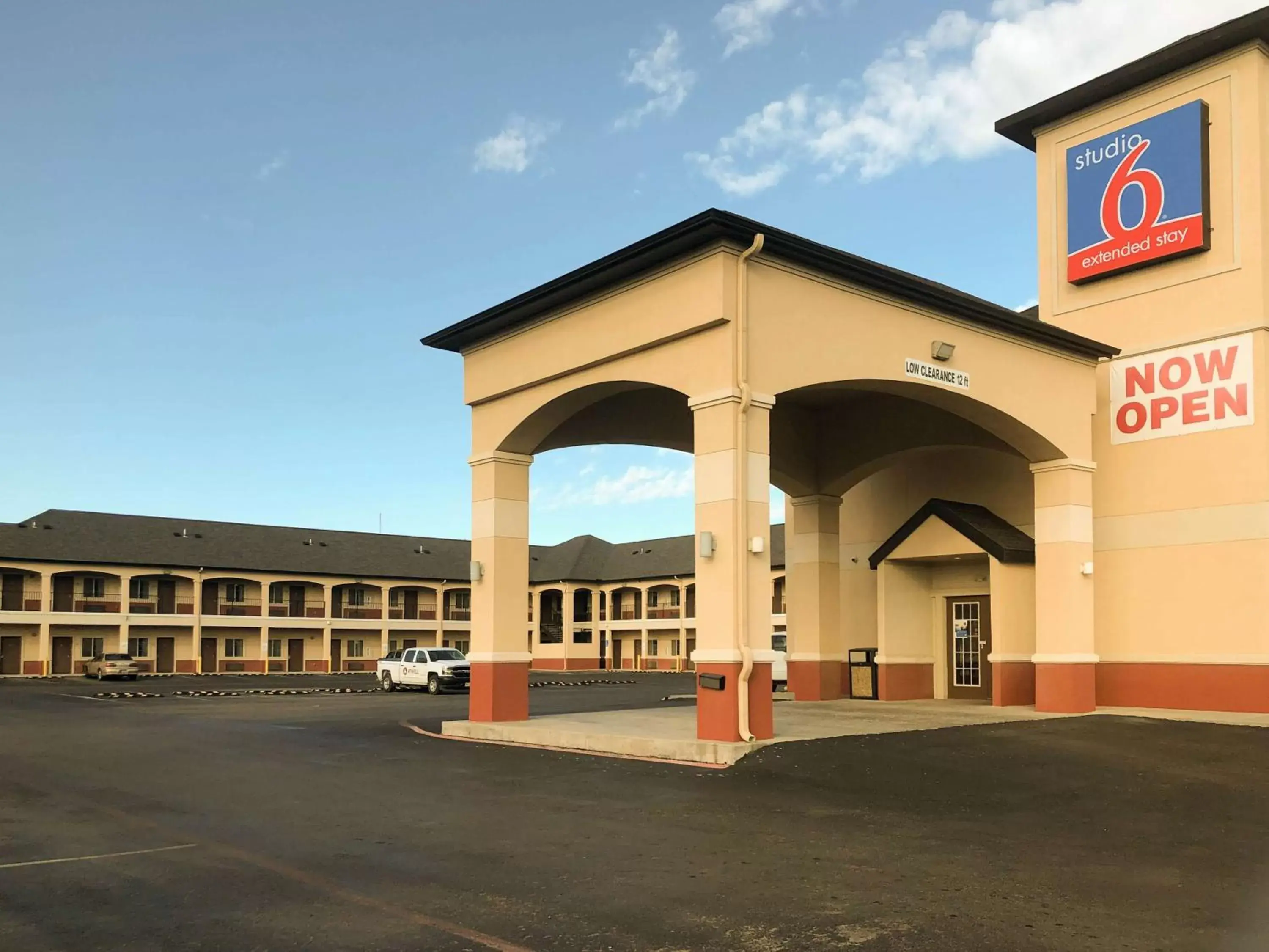 Property building in Studio 6 Odessa, Tx Property building in Studio 6 Odessa, Tx