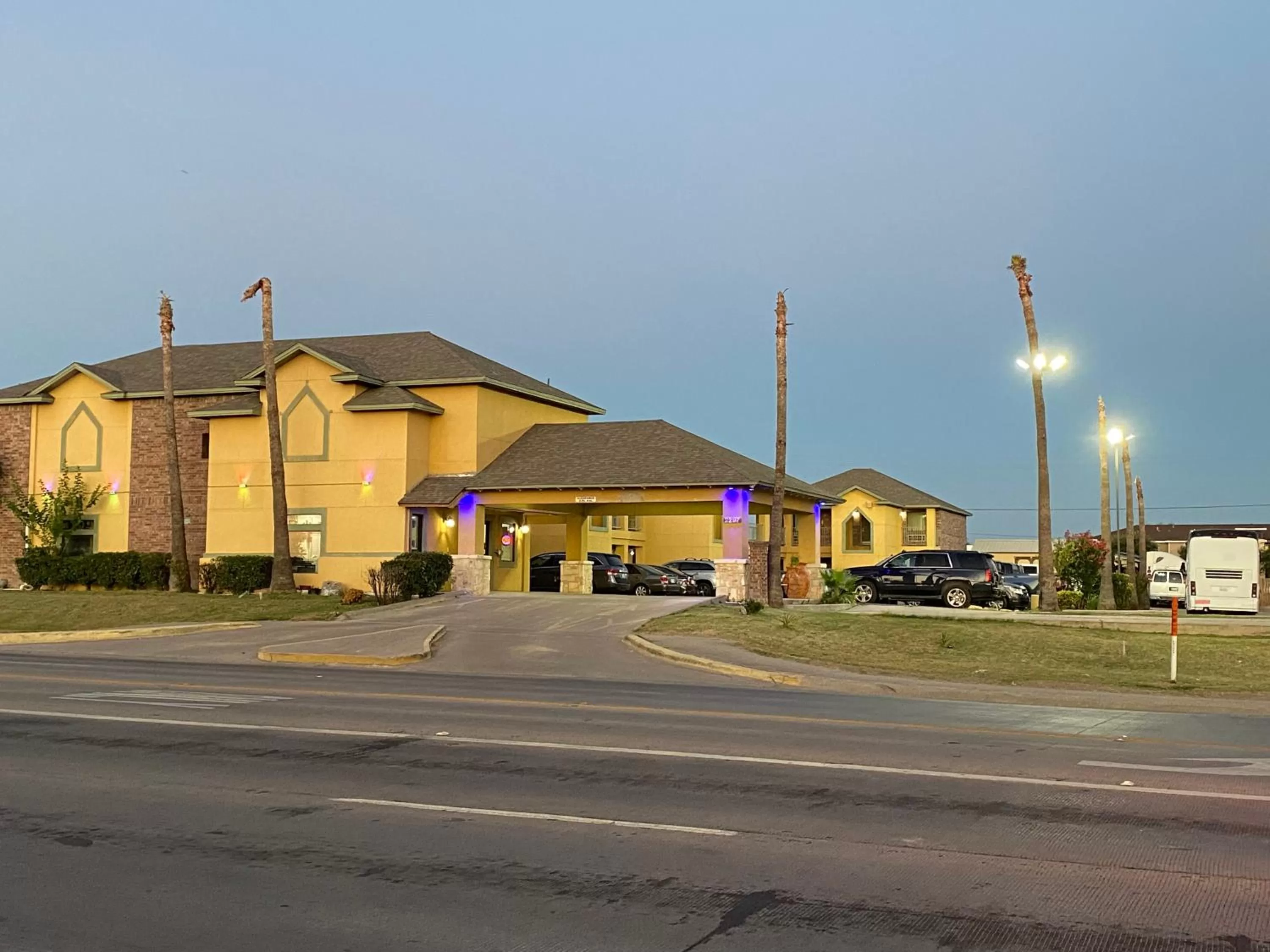 Property building in Country Hill Inn & Suite Eagle Pass