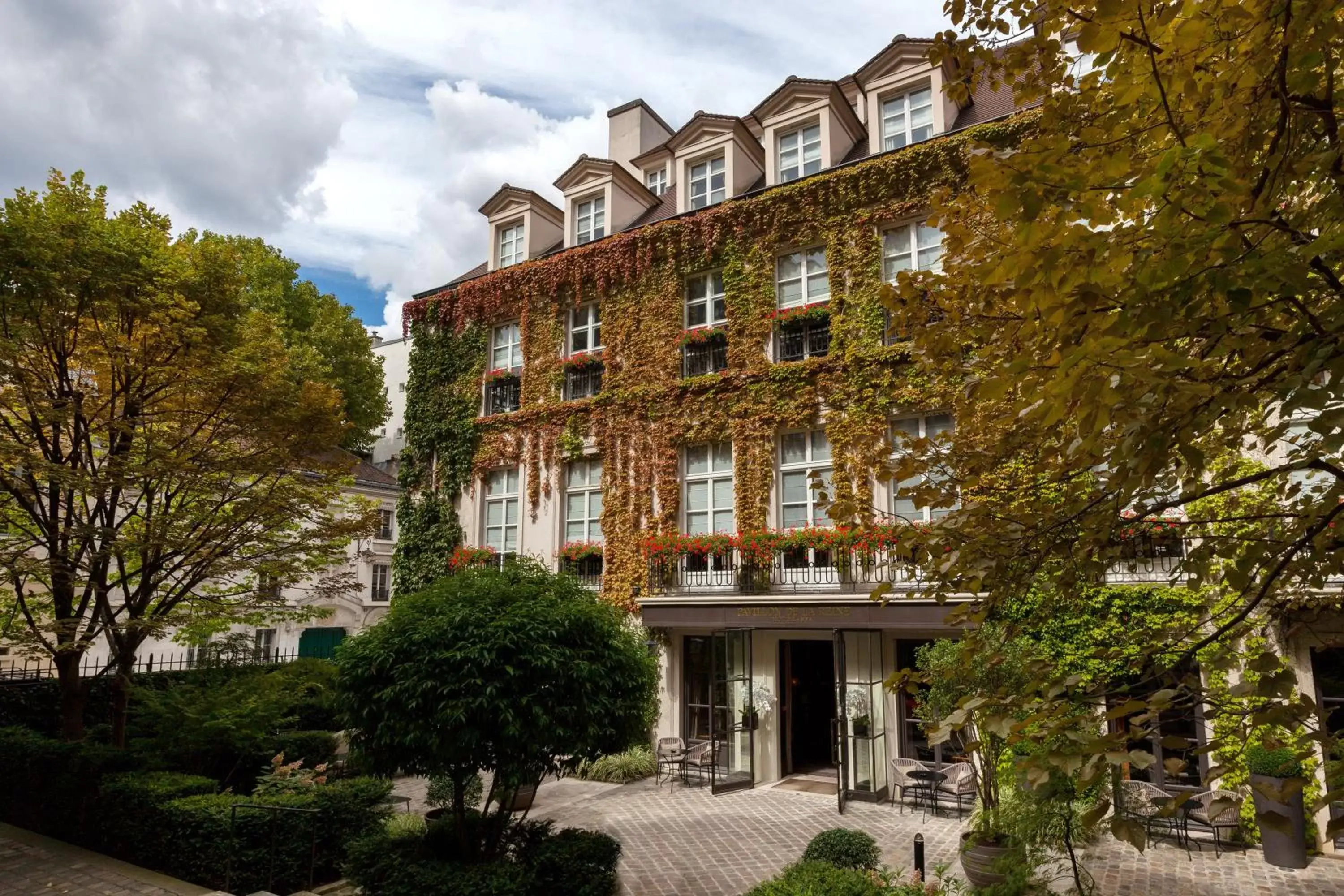 Facade/entrance in Le Pavillon de la Reine & Spa, Place des Vosges Facade/entrance in Le Pavillon de la Reine & Spa, Place des Vosges
