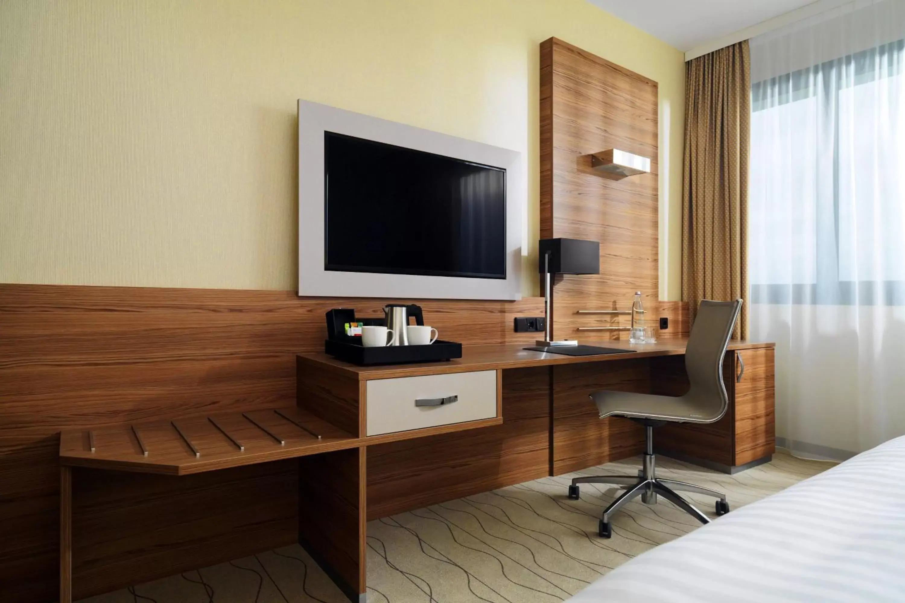 Photo of the whole room, TV/Entertainment Center in Bonn Marriott Hotel