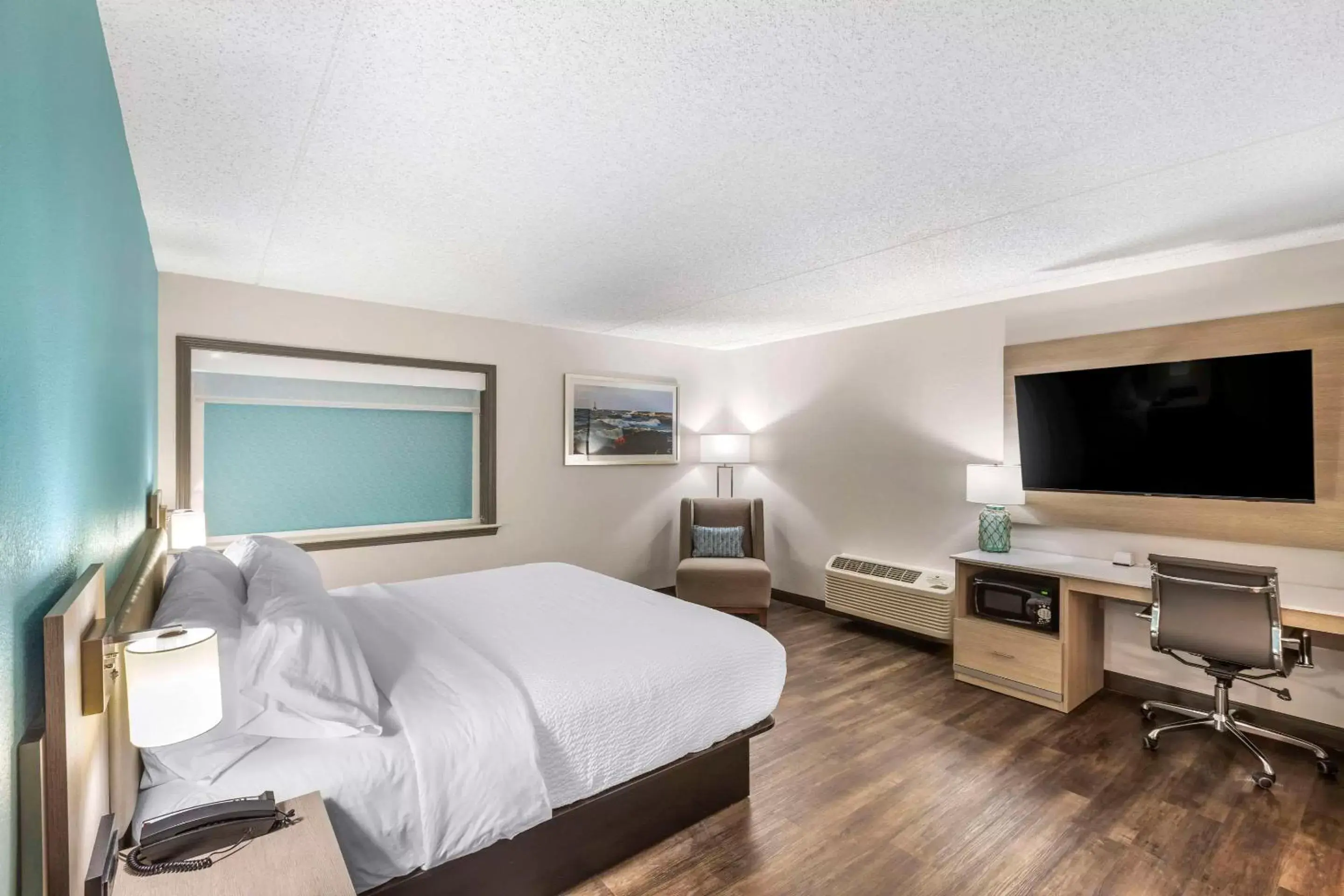 Bedroom, Bed in The Harborview, Ascend Hotel Collection