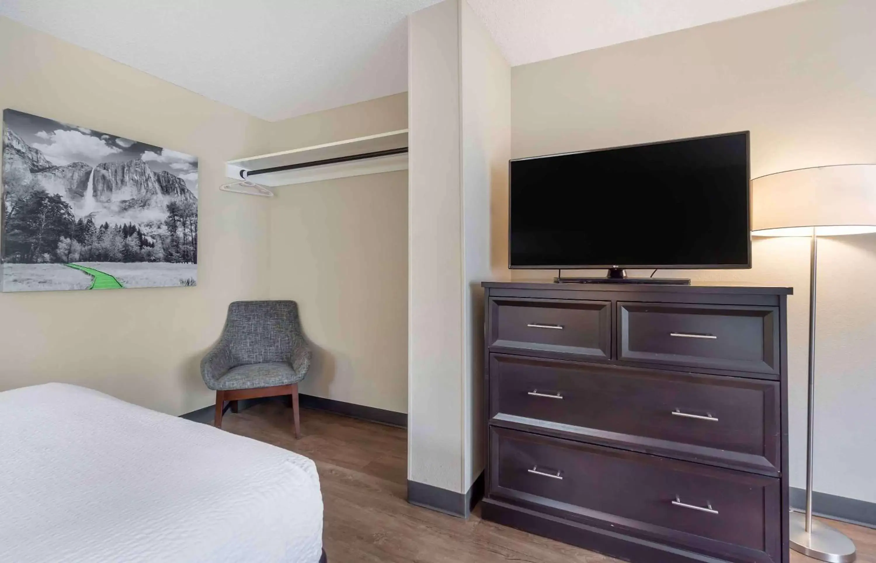 Bedroom, TV/Entertainment Center in Extended Stay America Suites - Seattle - Redmond