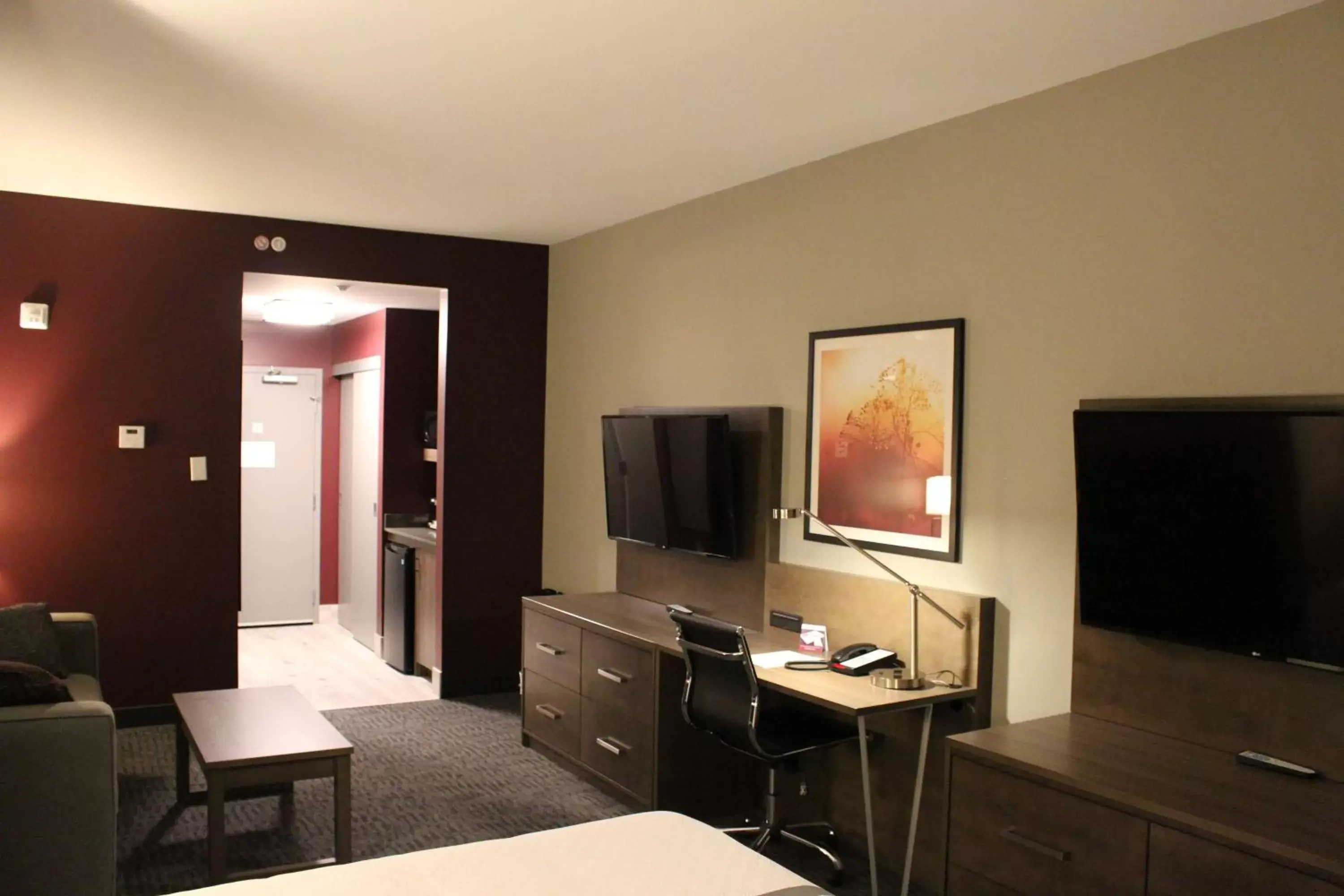 Photo of the whole room, TV/Entertainment Center in Best Western Plus Dauphin