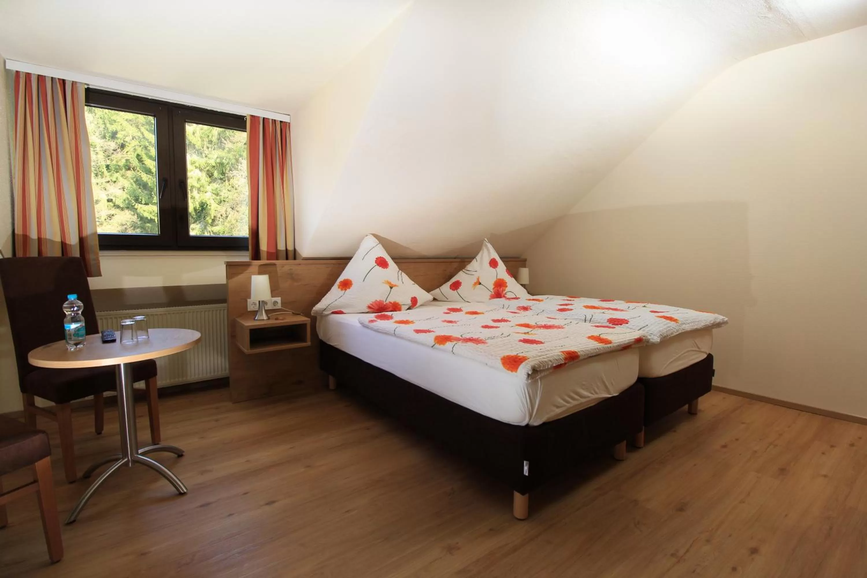 Bed in Waldhotel Albachmühle mit Albacher Stuben