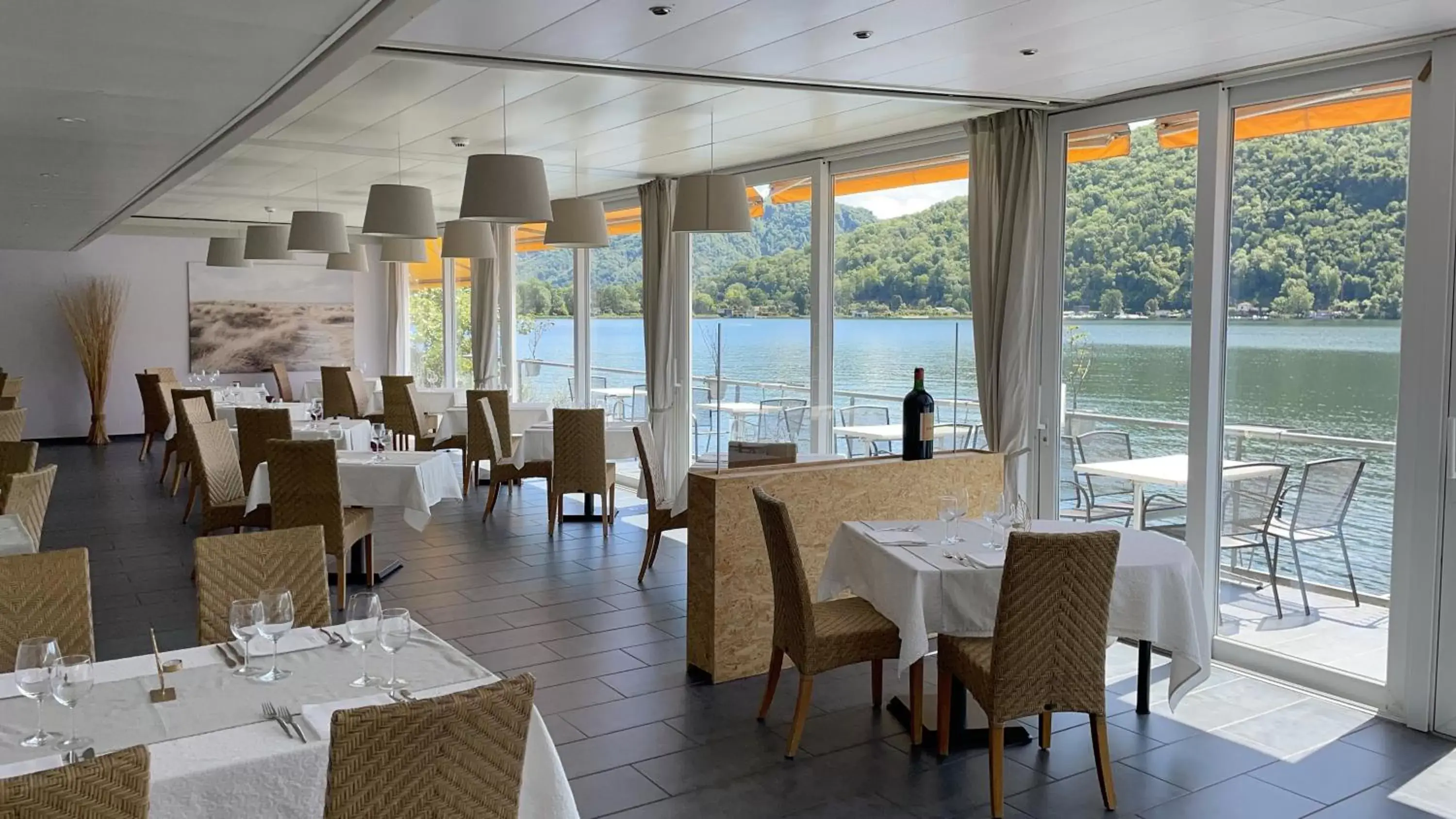 Restaurant/Places to Eat in Tresa Bay Hotel