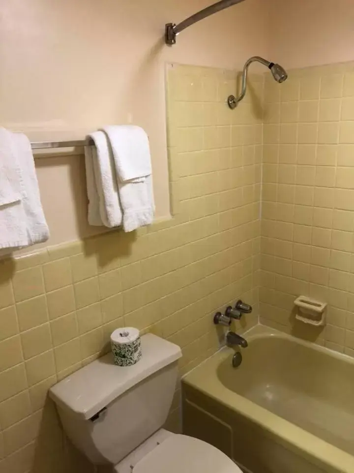 Bathroom in Scottish Inn and Suites Perry