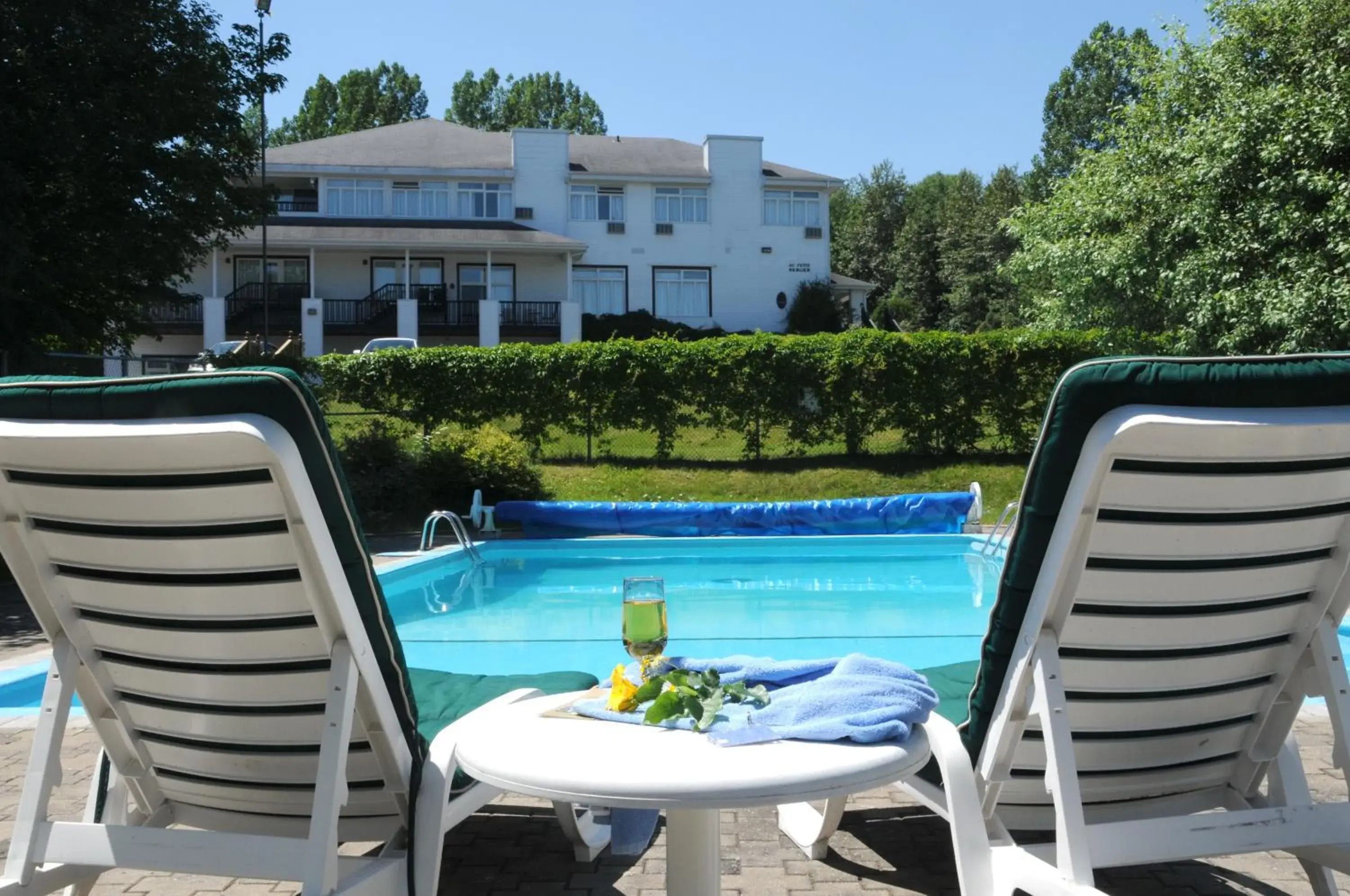 Facade/entrance, Swimming Pool in Hôtel au Petit Berger