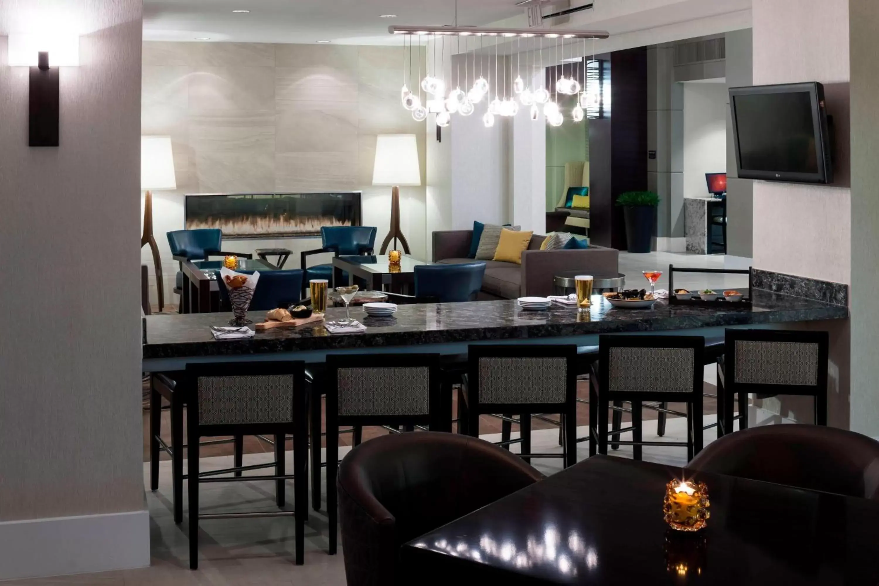 Kitchen or kitchenette, Restaurant/Places to Eat in Fairfax Marriott at Fair Oaks