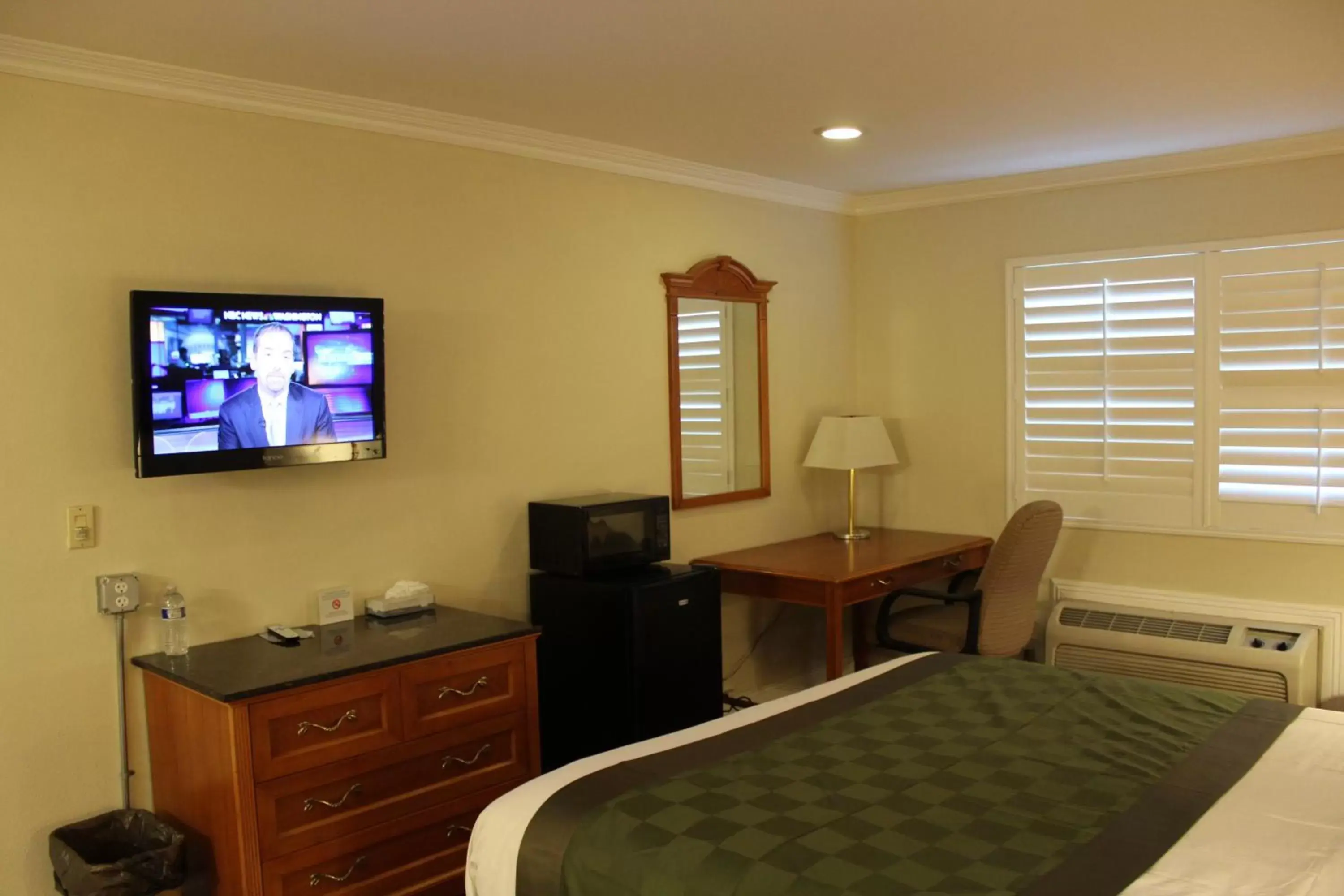 Photo of the whole room, TV/Entertainment Center in Garden Inn San Gabriel