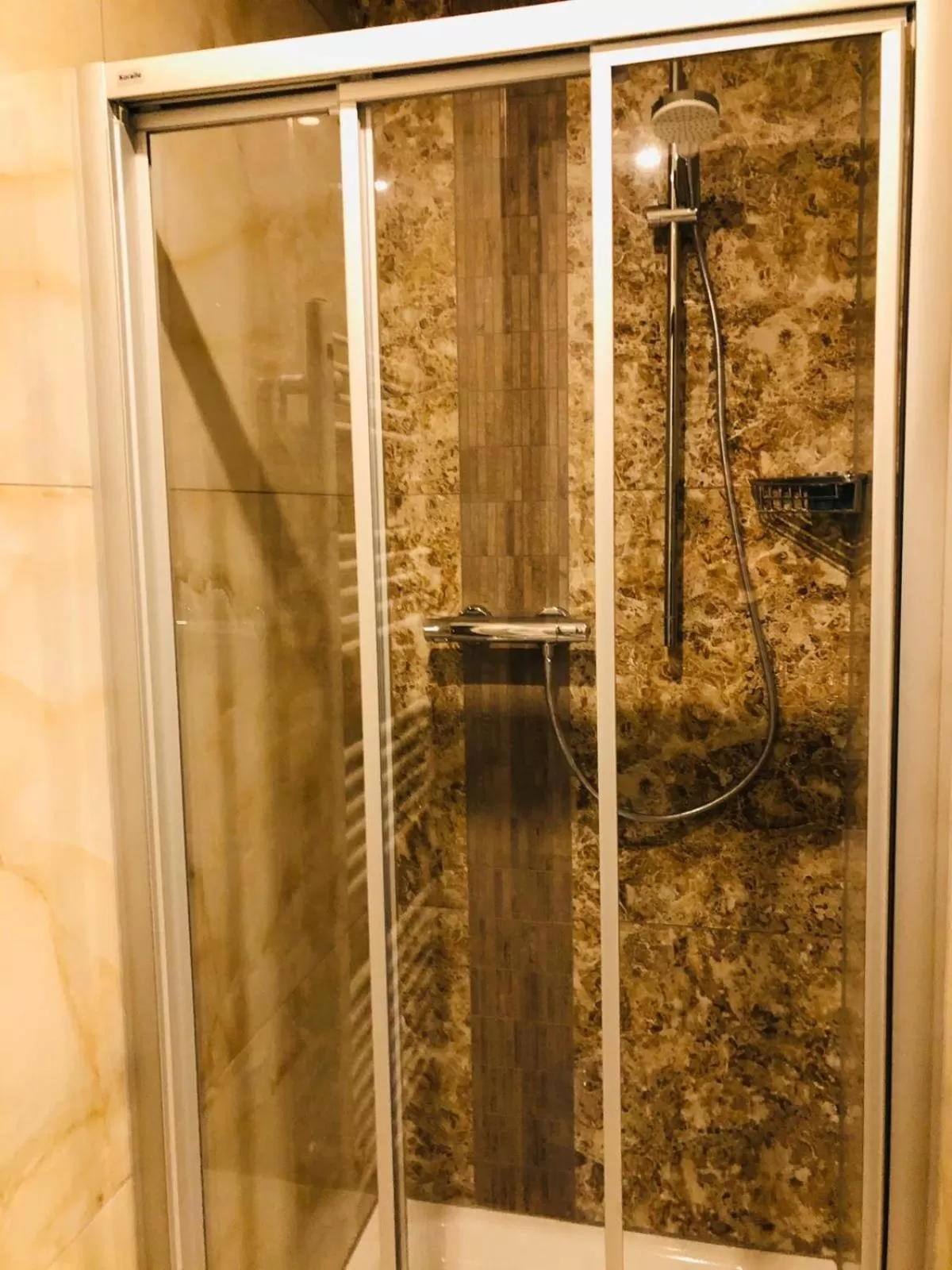 Shower in Elbgalerie Hotel