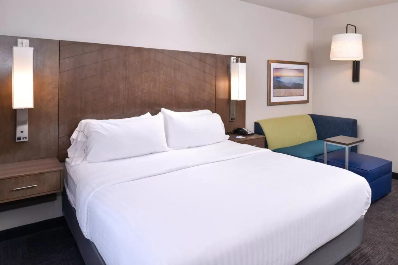 Bed in Holiday Inn Express and Suites Bryant - Benton Area, an IHG Hotel