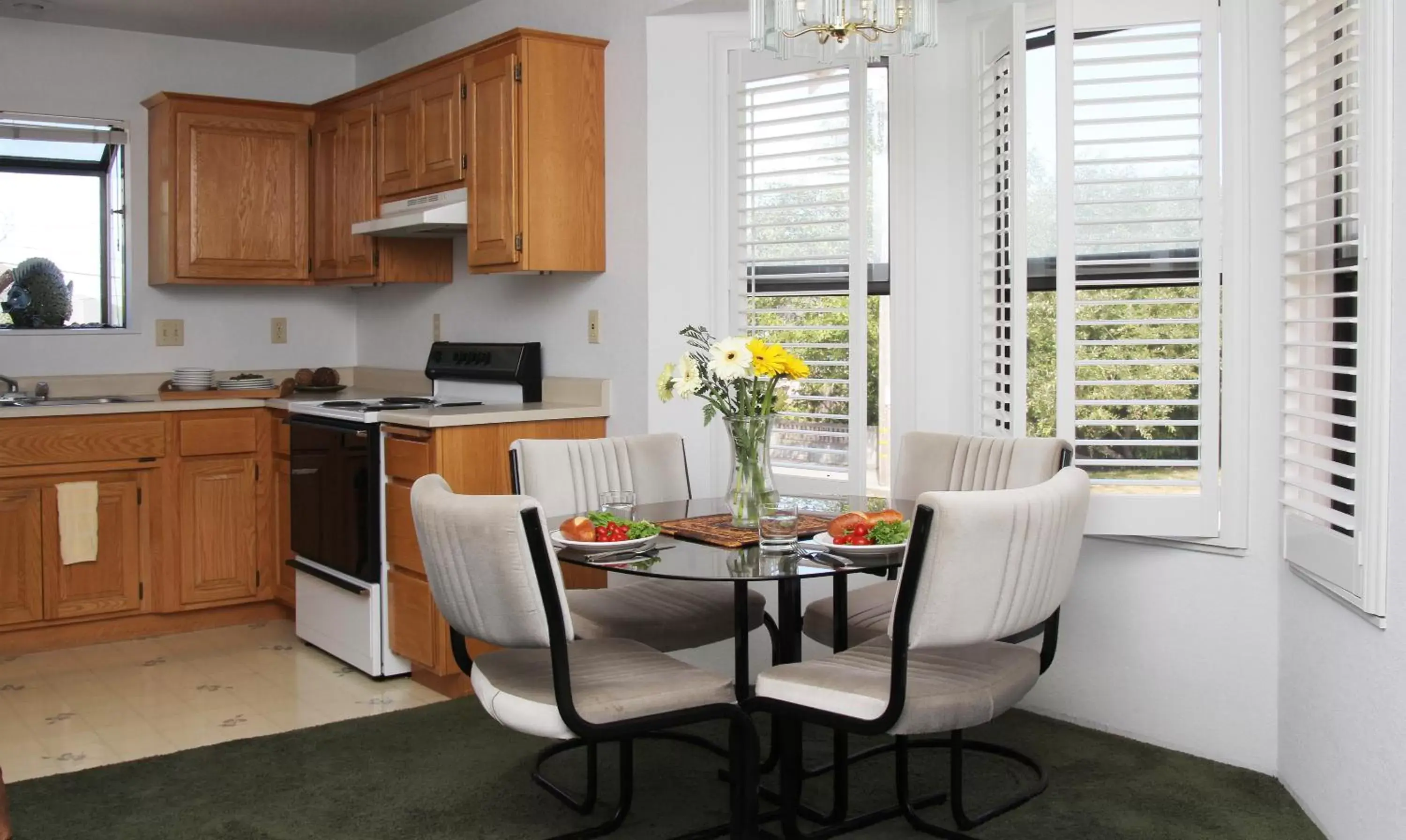 Kitchen or kitchenette, Dining Area in Redwood Suites