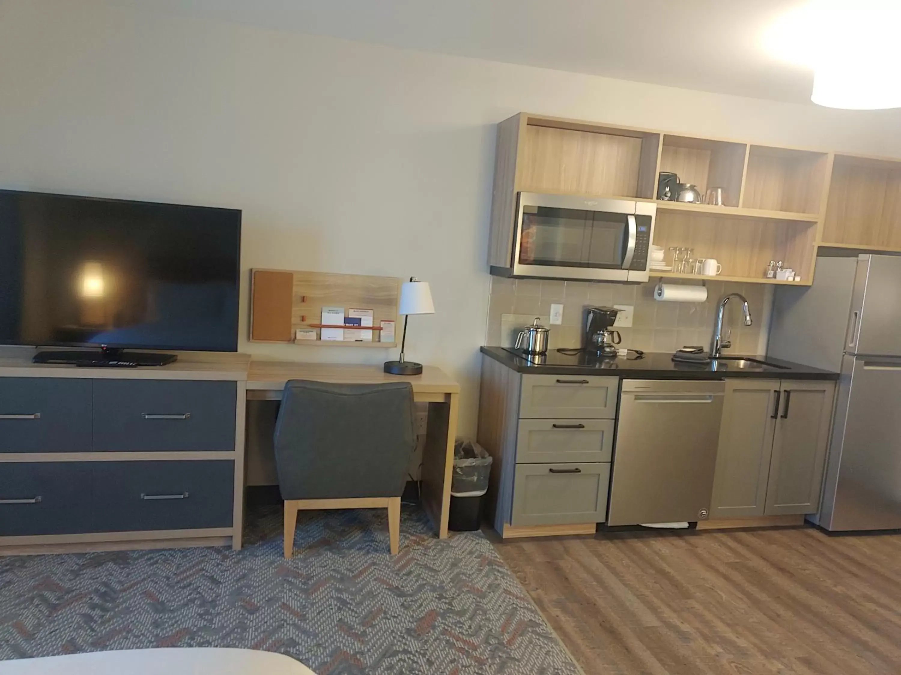 Kitchen or kitchenette, Kitchen/Kitchenette in Candlewood Suites - Columbia, an IHG Hotel