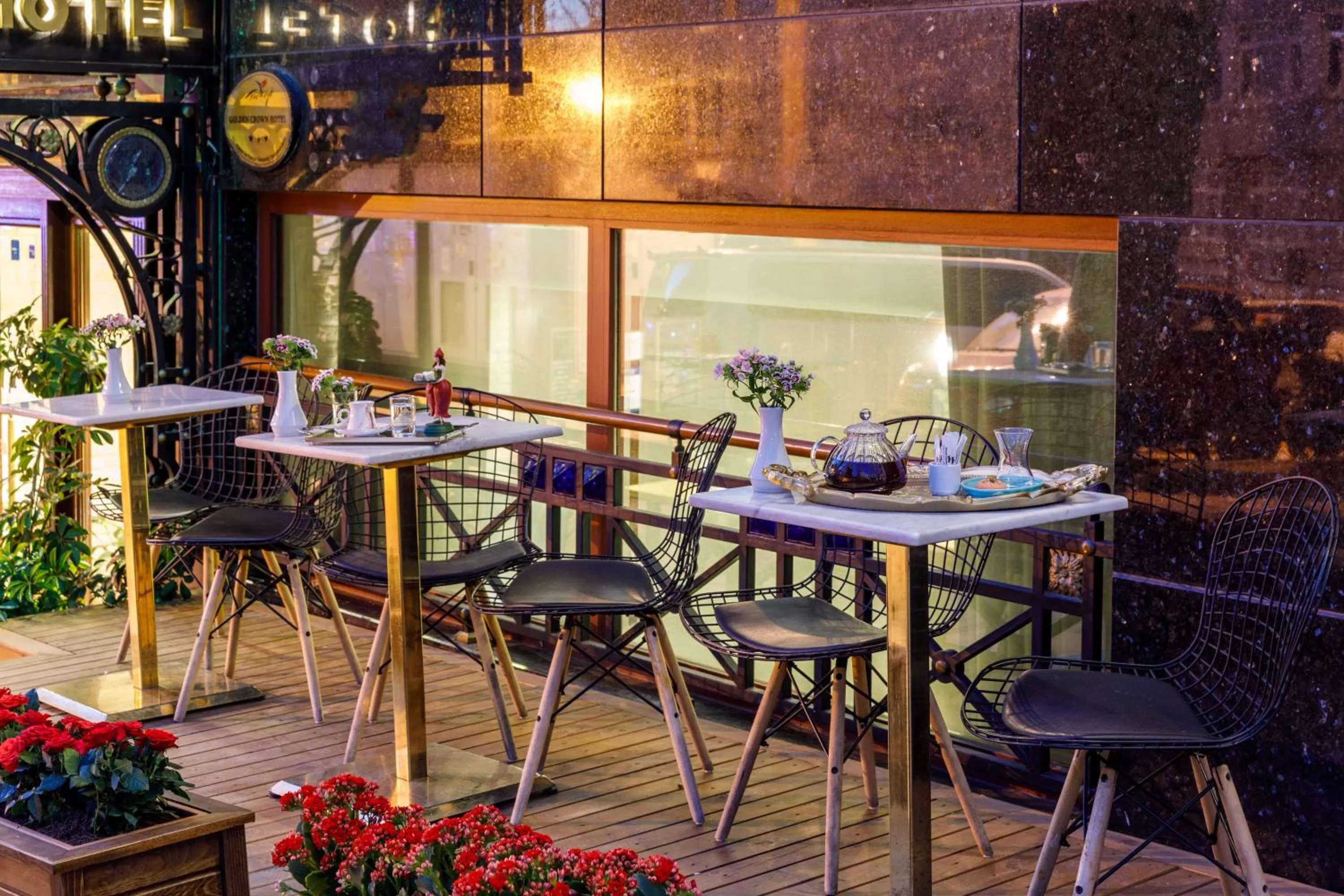 Lounge or bar in Golden Crown Hotel