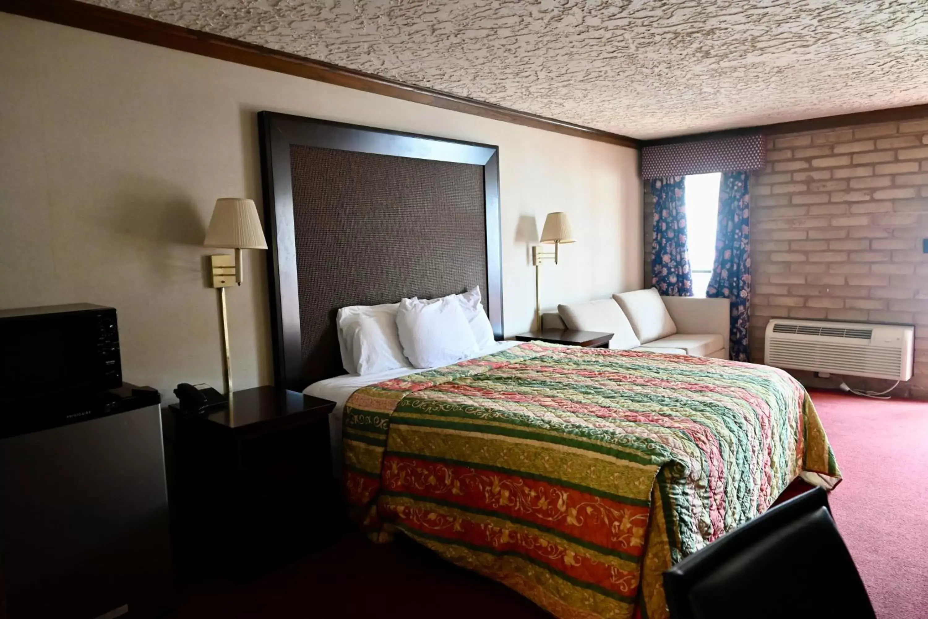 Bed in Rittiman Inn and Suites