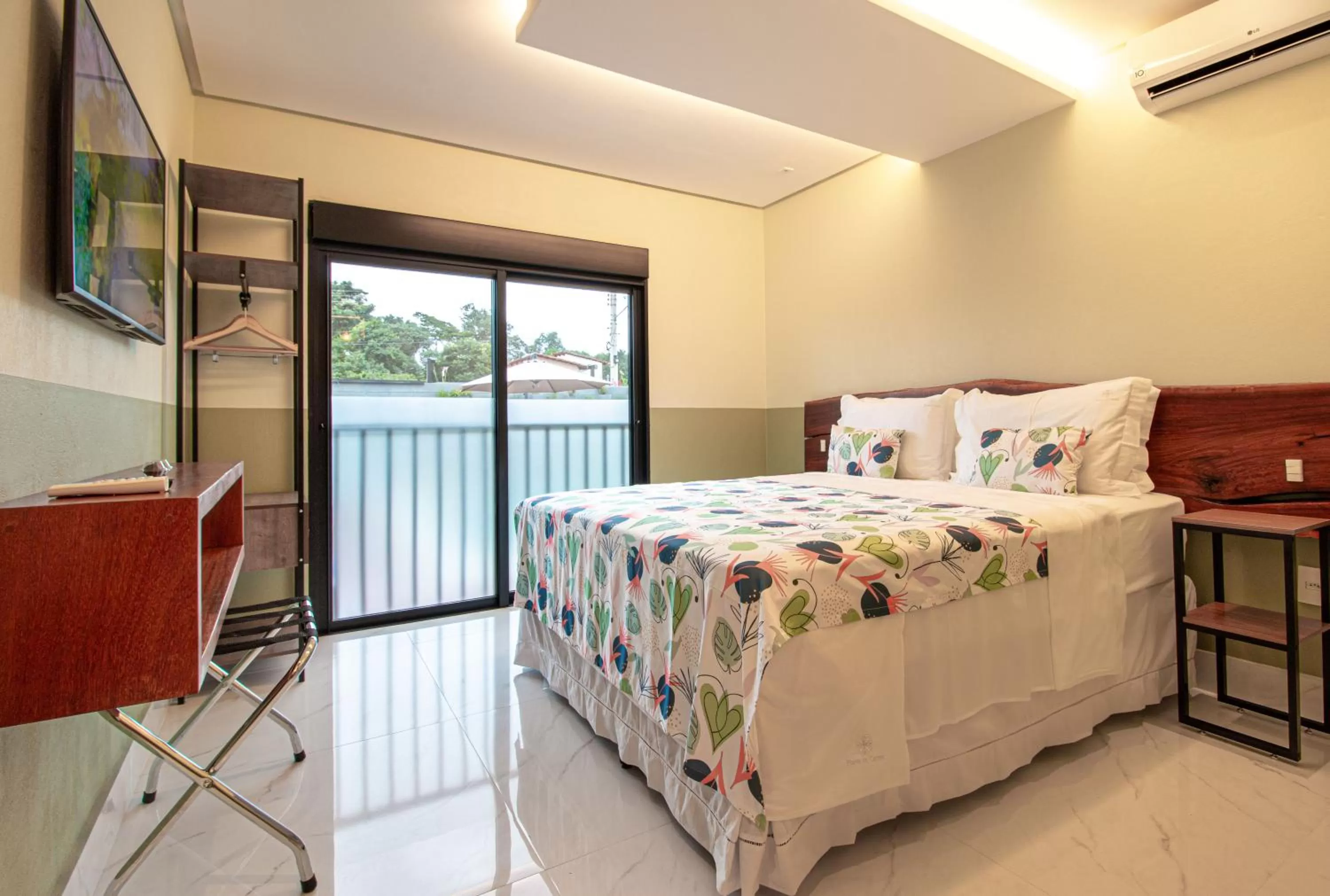 Bedroom, Bed in Pousada Flores do Carmo