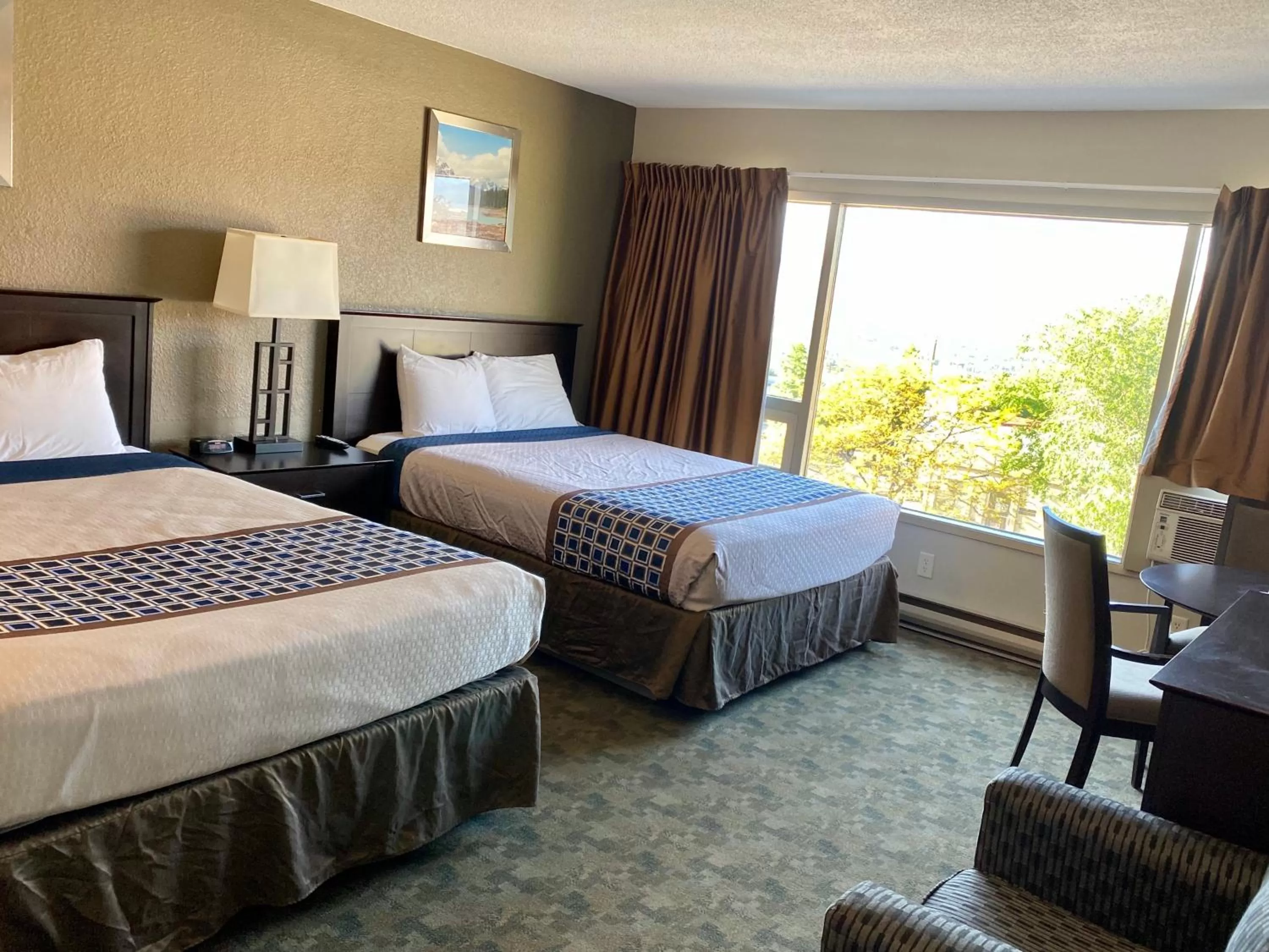 Photo of the whole room, Bed in Knights Inn Kamloops