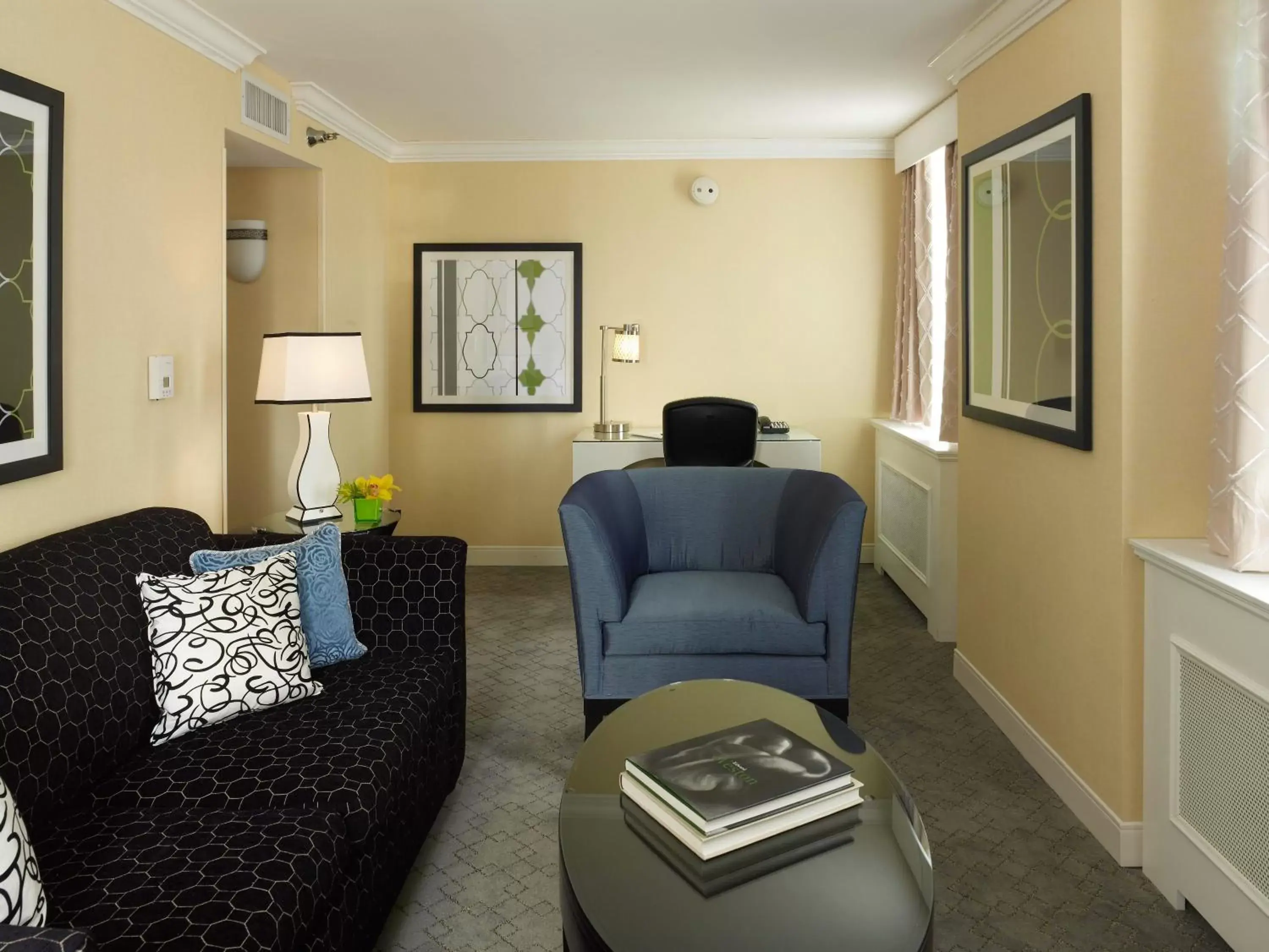 Living room in Warwick Allerton Chicago Living room in Warwick Allerton Chicago