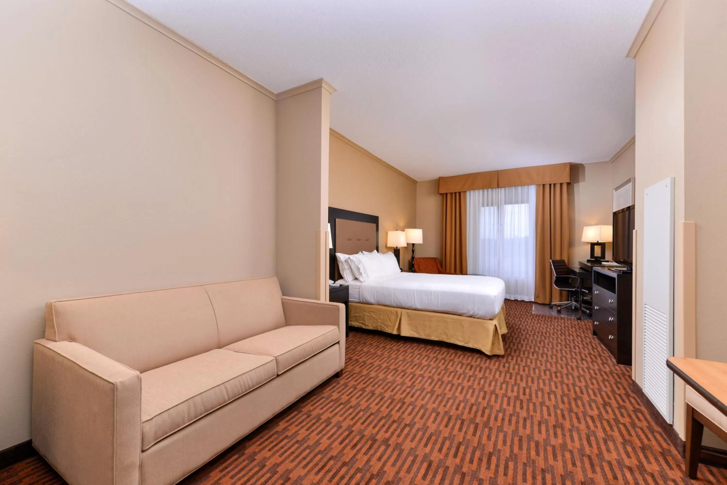 Bedroom, Bed in Holiday Inn Express Breezewood by IHG