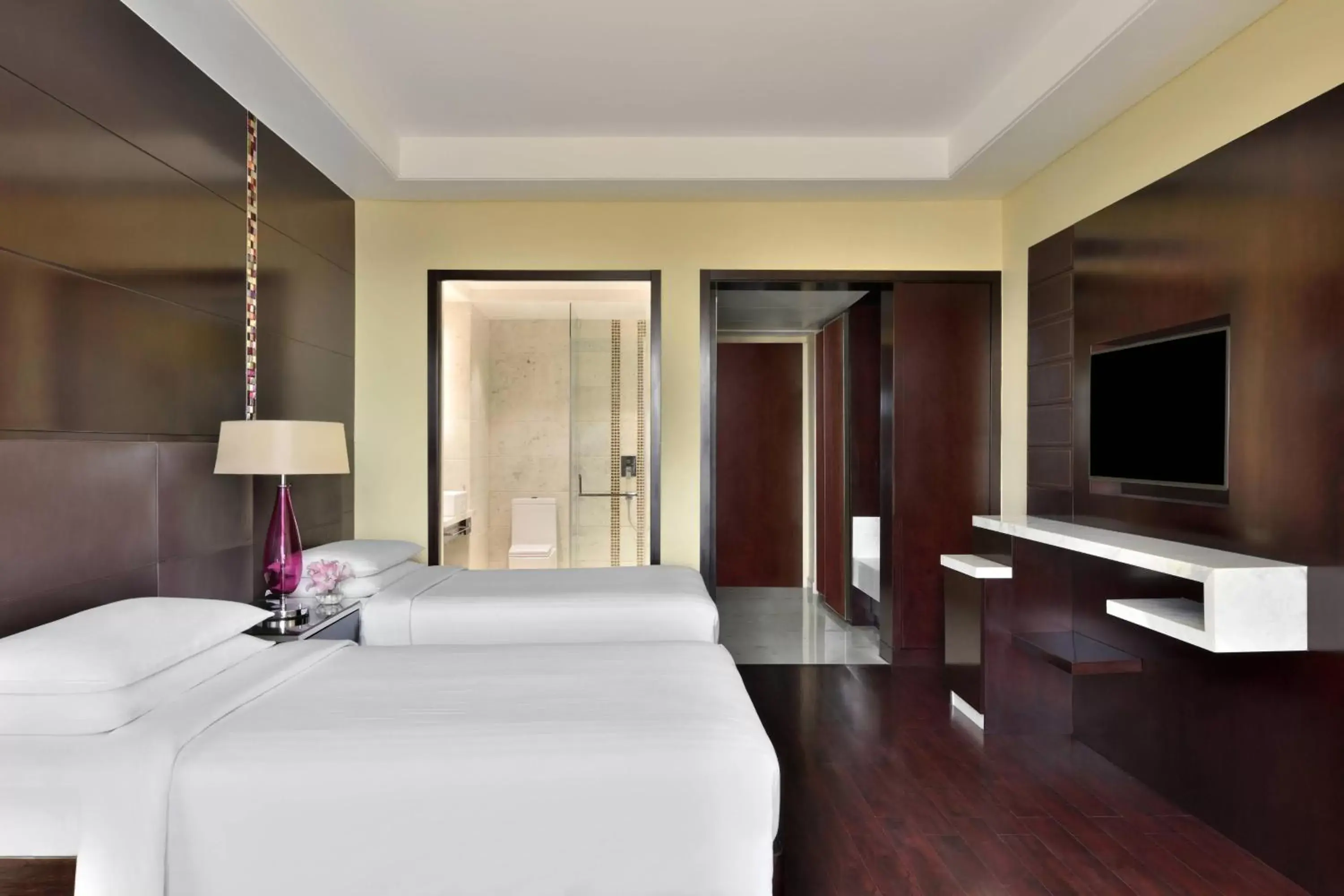 Photo of the whole room, Bed in Jaipur Marriott Hotel