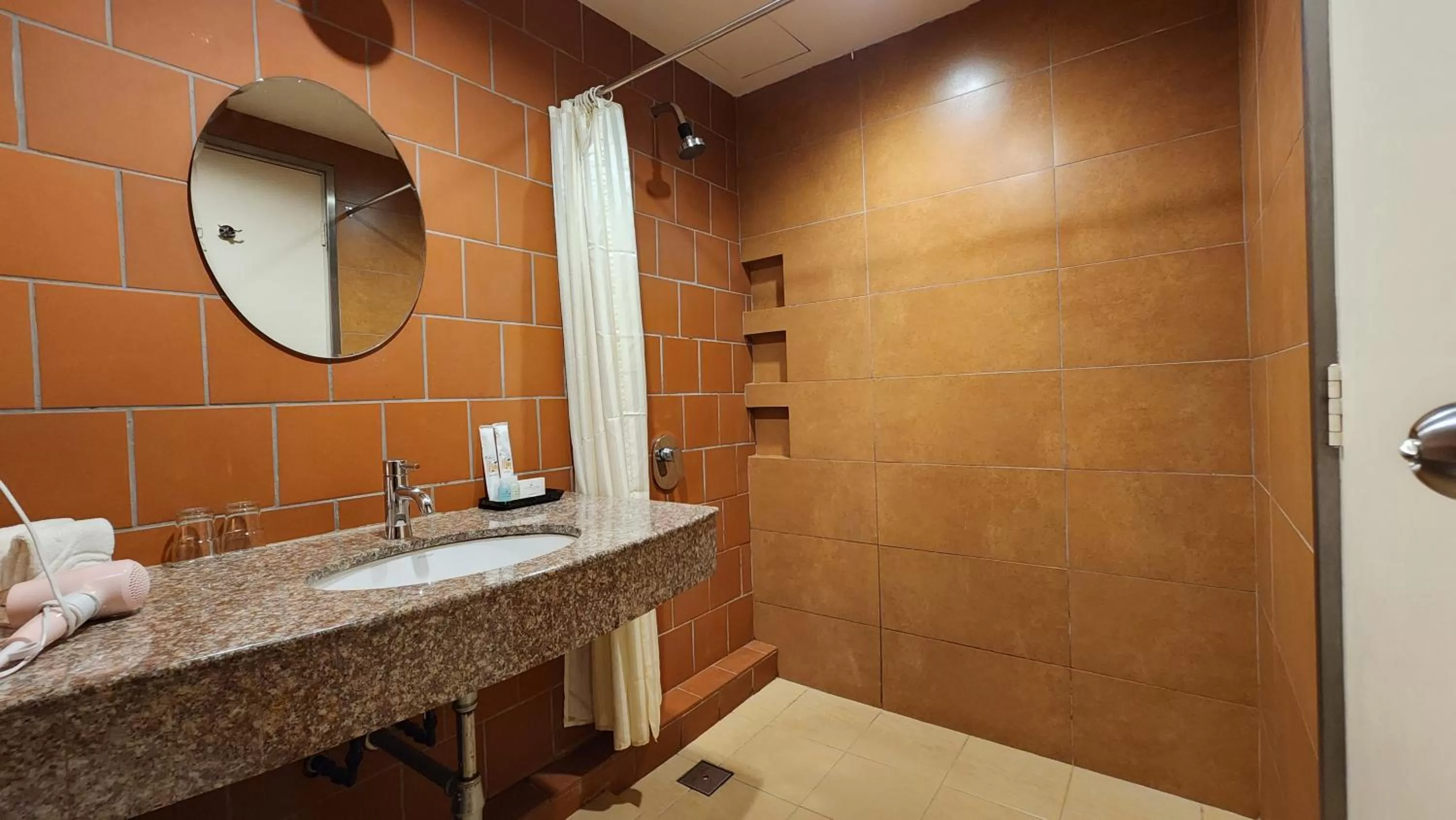 Shower in Swan Garden Hotel