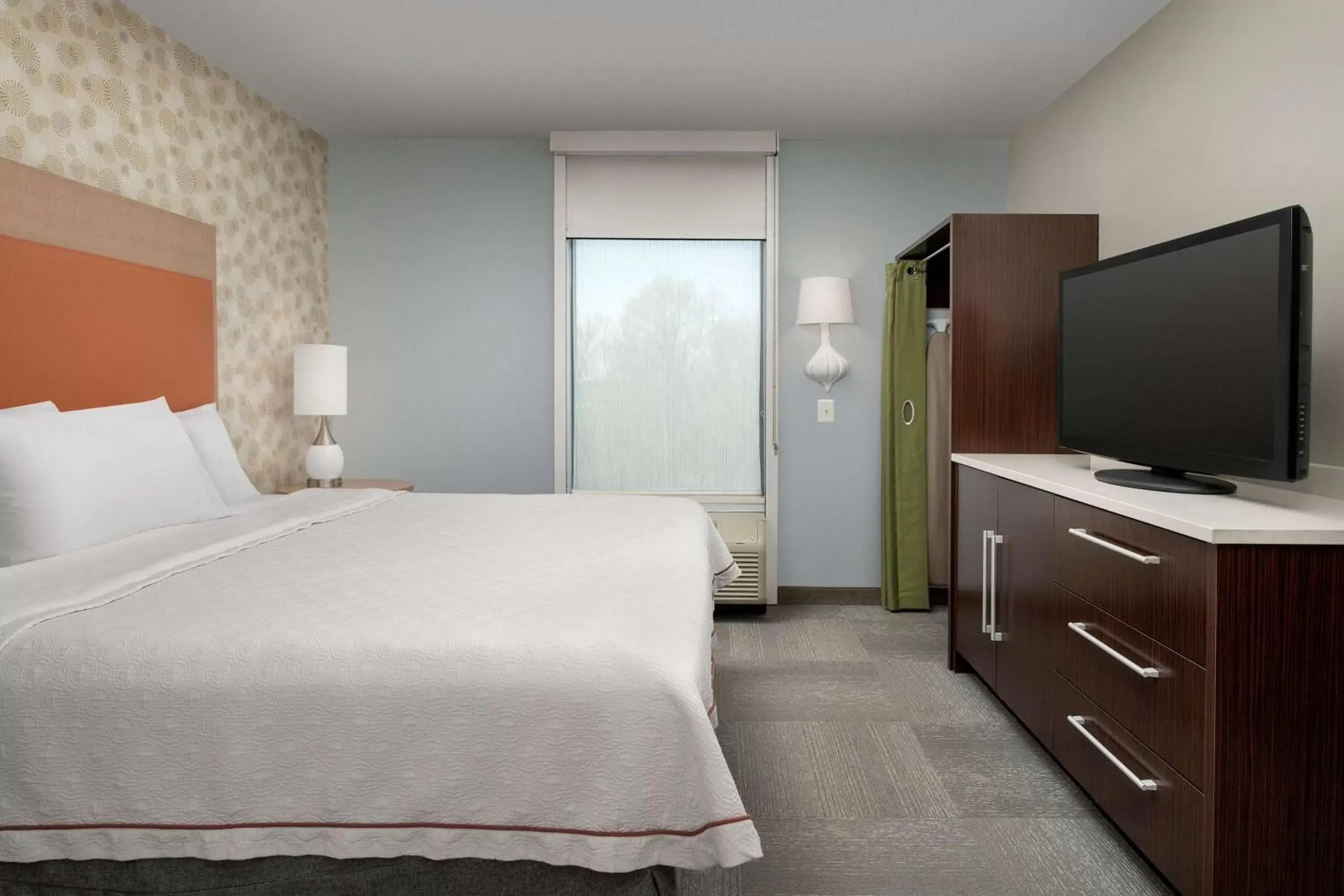 Bed in Home2 Suites by Hilton Baltimore/White Marsh