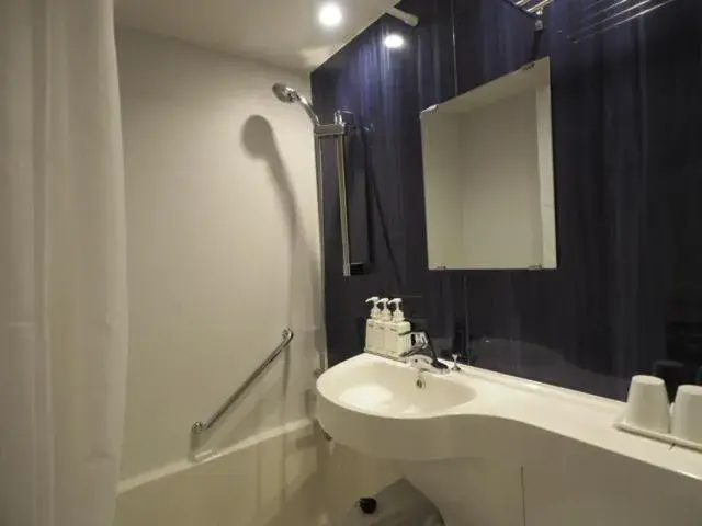 Bathroom in Haneda Inn