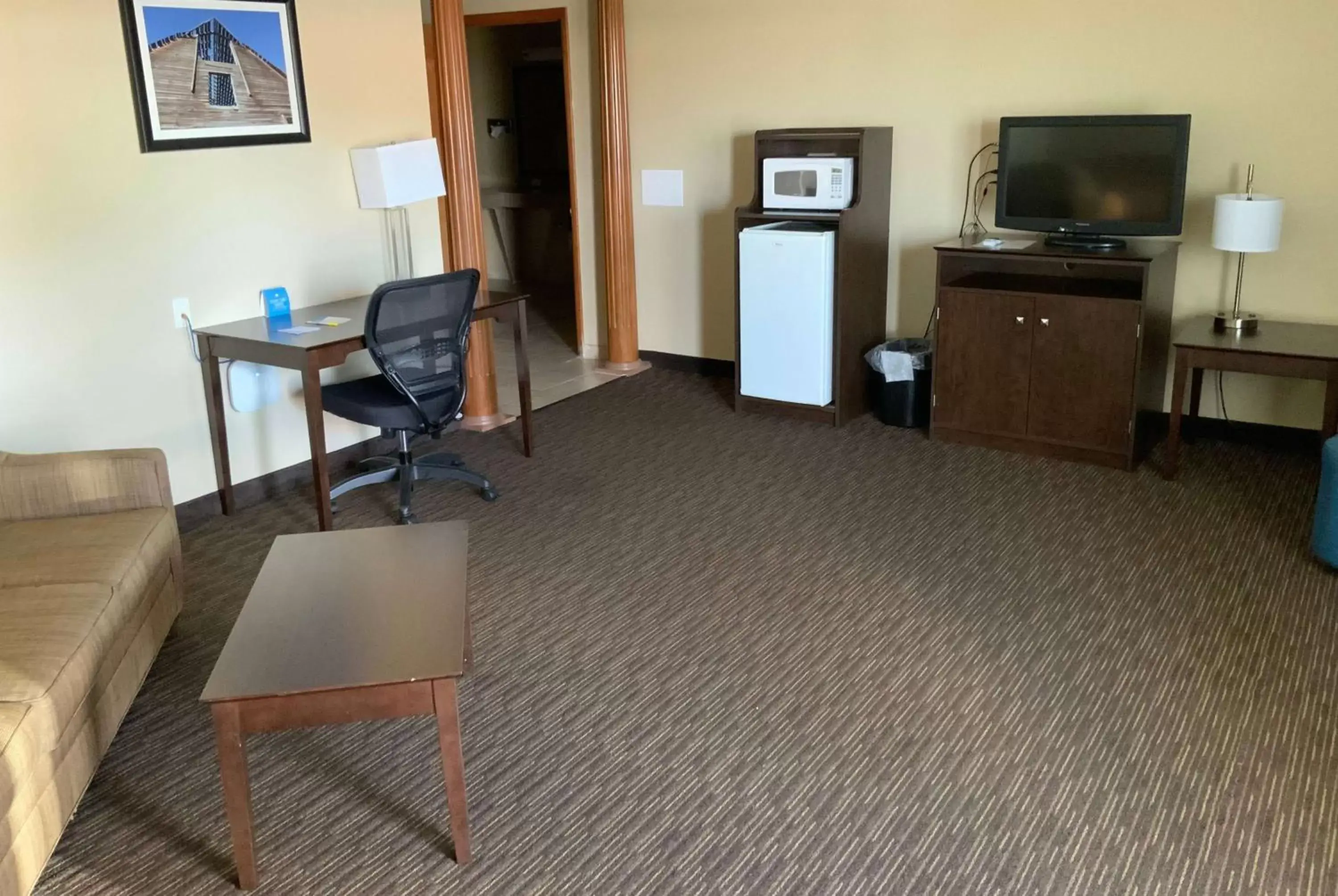 Photo of the whole room, TV/Entertainment Center in Days Inn by Wyndham Wauseon