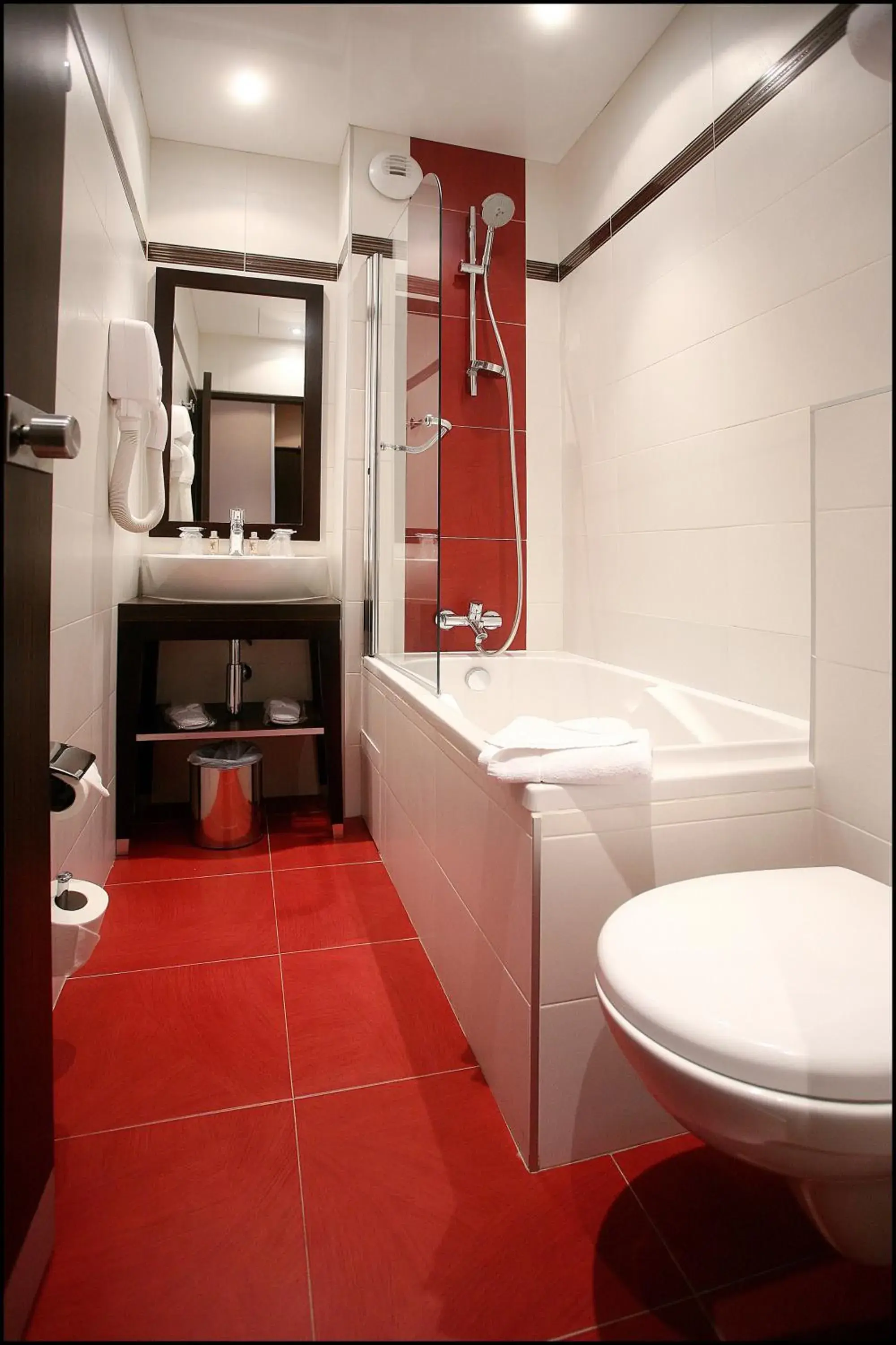 Shower, Bathroom in Grand Hotel Francais
