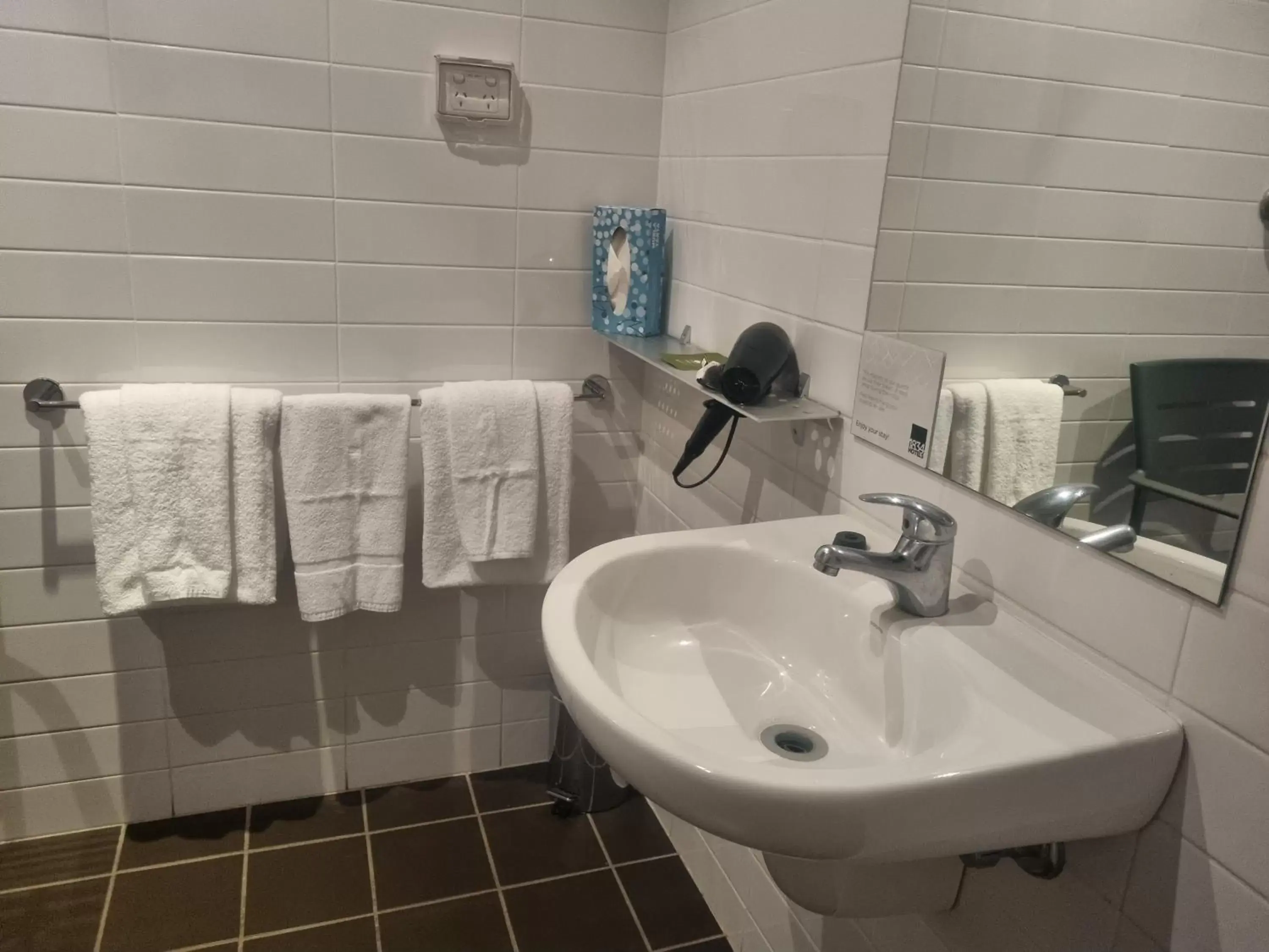 Bathroom in Hunter Gateway Motel