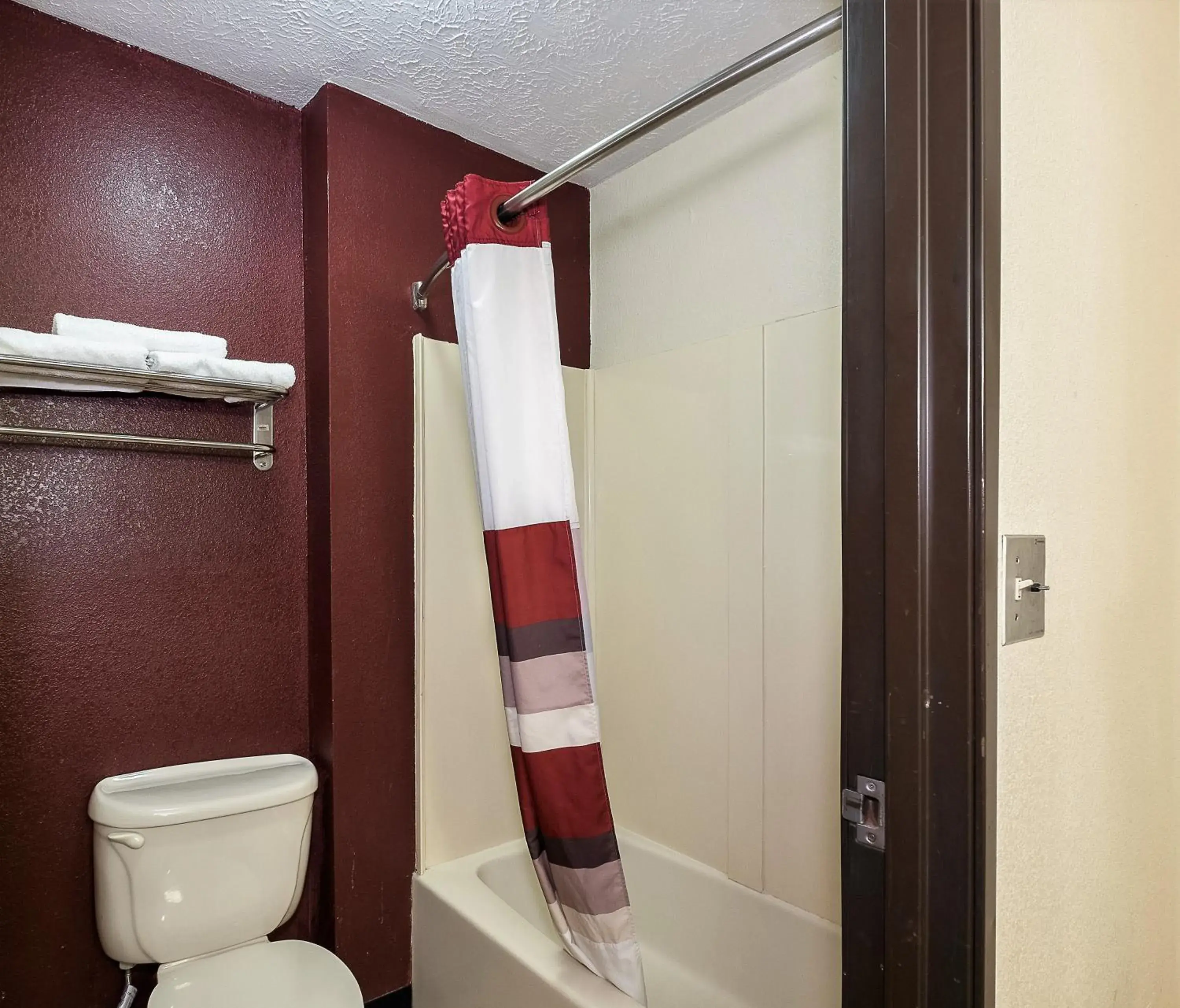 Bathroom in Red Roof Inn & Suites Hermitage