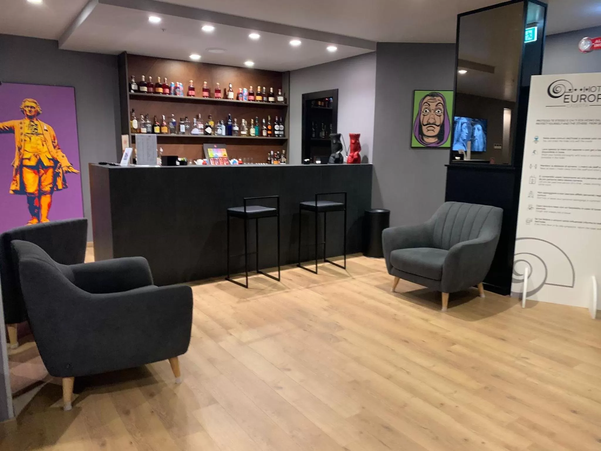 Communal lounge/ TV room in Hotel Europa Art Caserta