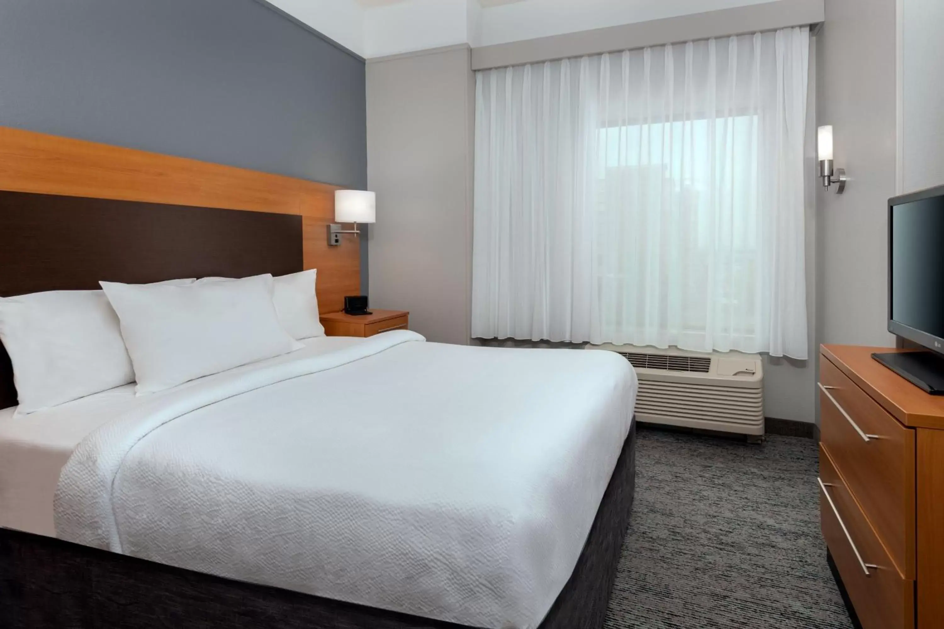 Bedroom, Bed in TownePlace Suites Buffalo Airport