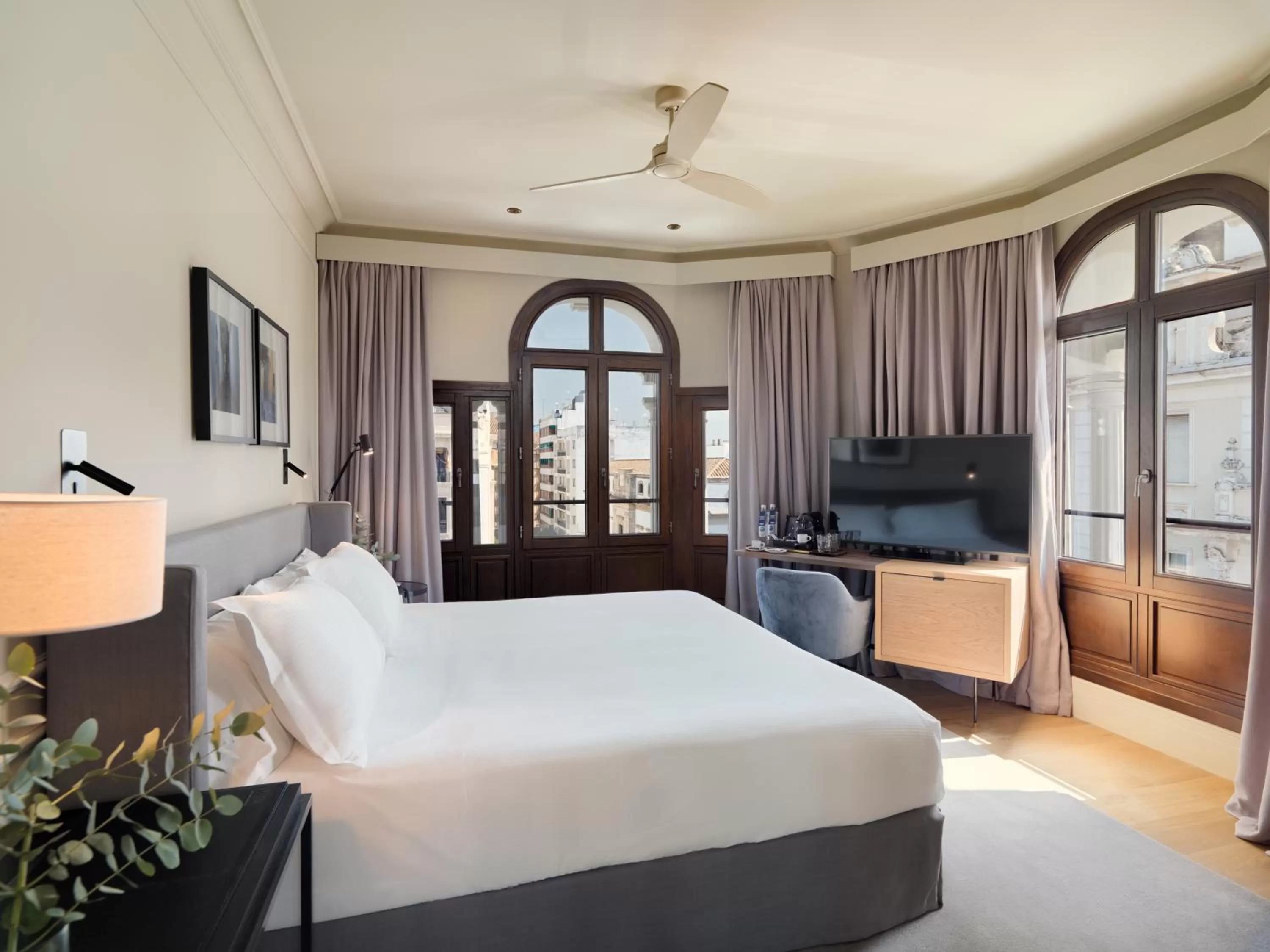 Photo of the whole room, Bed in H10 Palacio Colomera