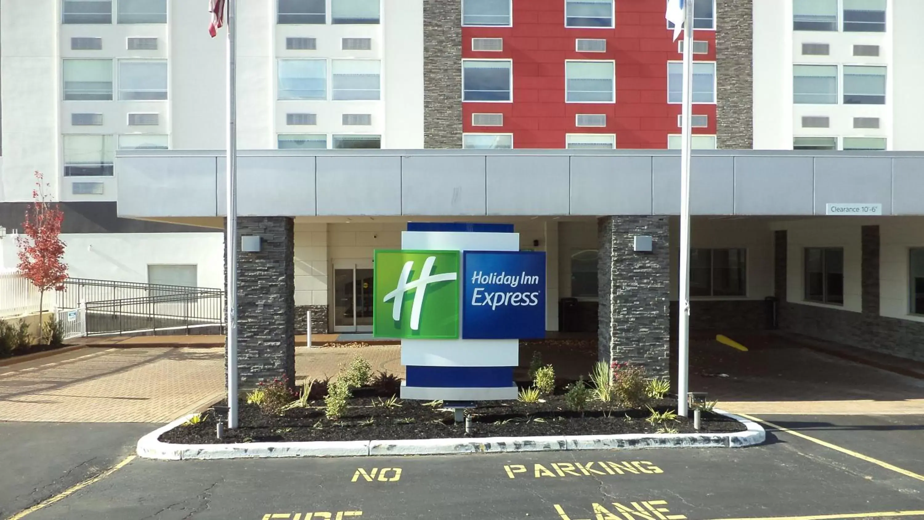 Property building in Holiday Inn Express Richmond - Midtown, an IHG Hotel