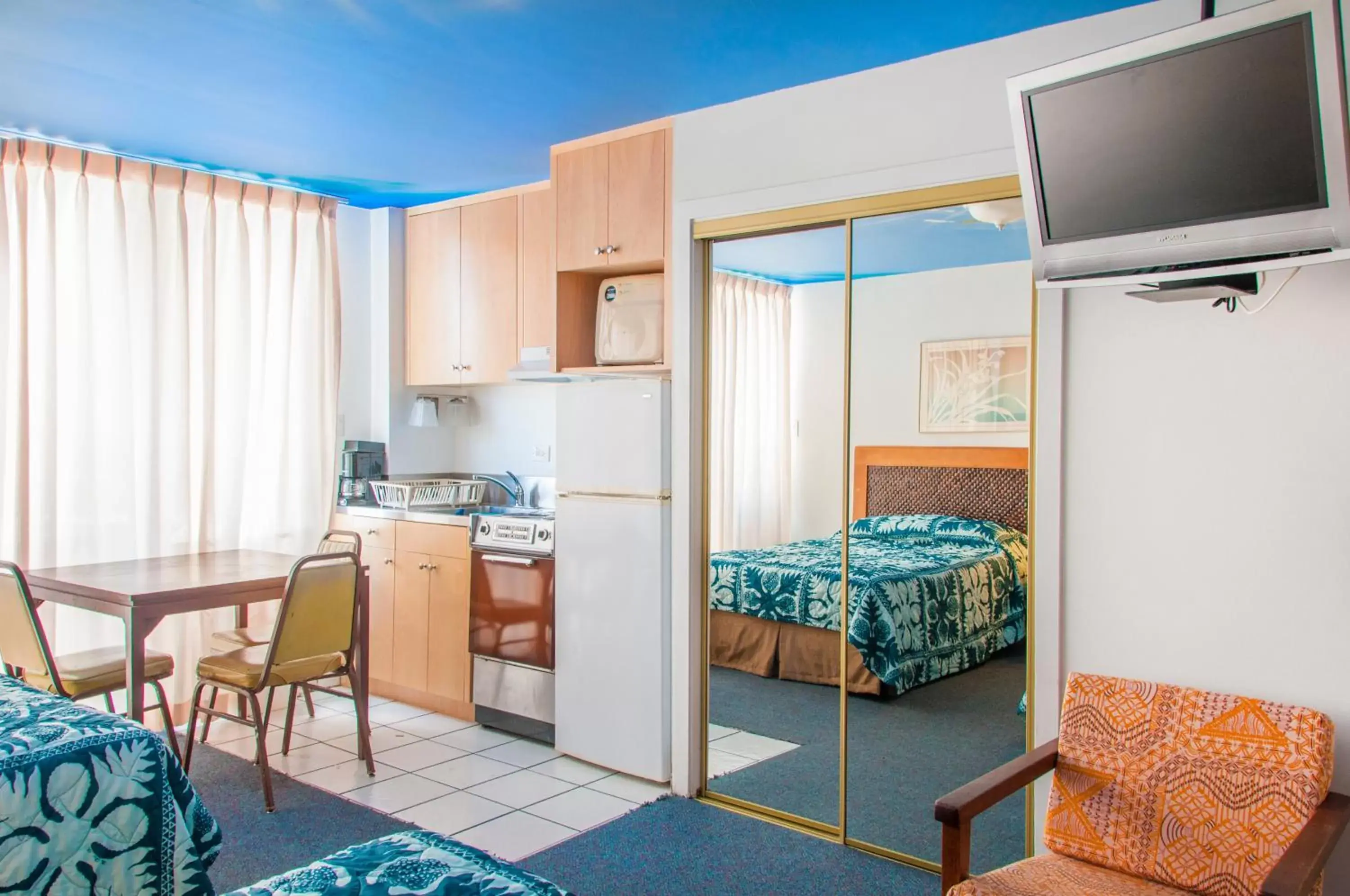 Bed, Kitchen/Kitchenette in Holiday Surf Hotel (with full kitchen)