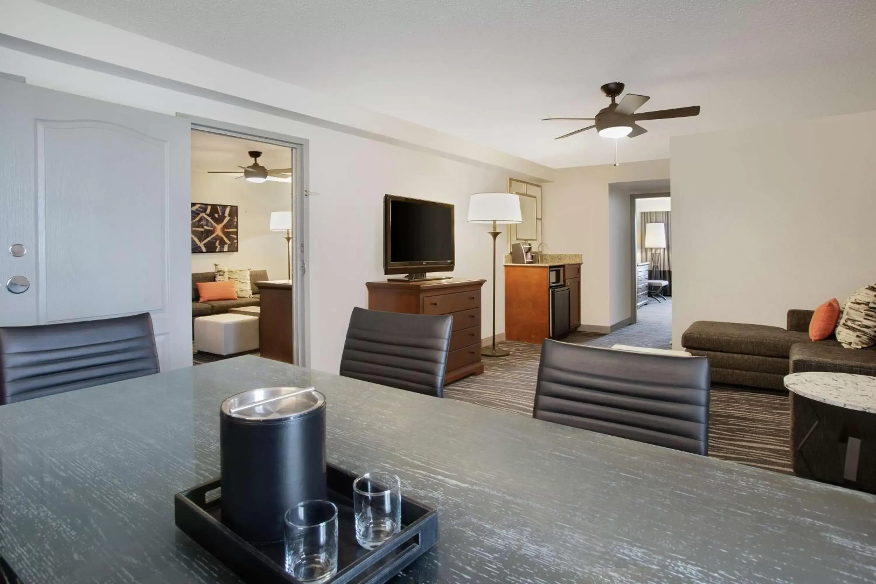 Living room in Embassy Suites Orlando - Airport