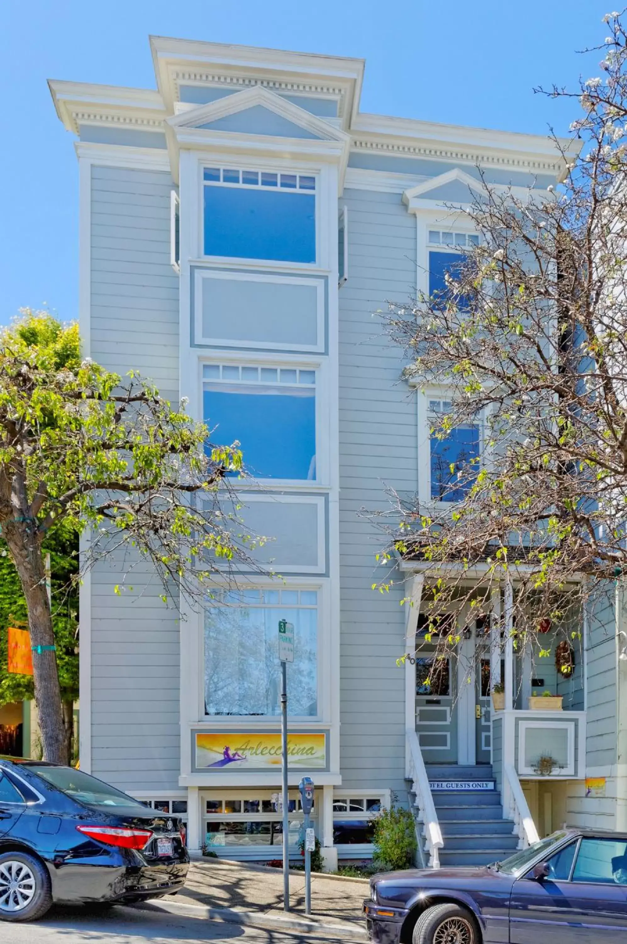 Facade/entrance in The Gables Inn Sausalito