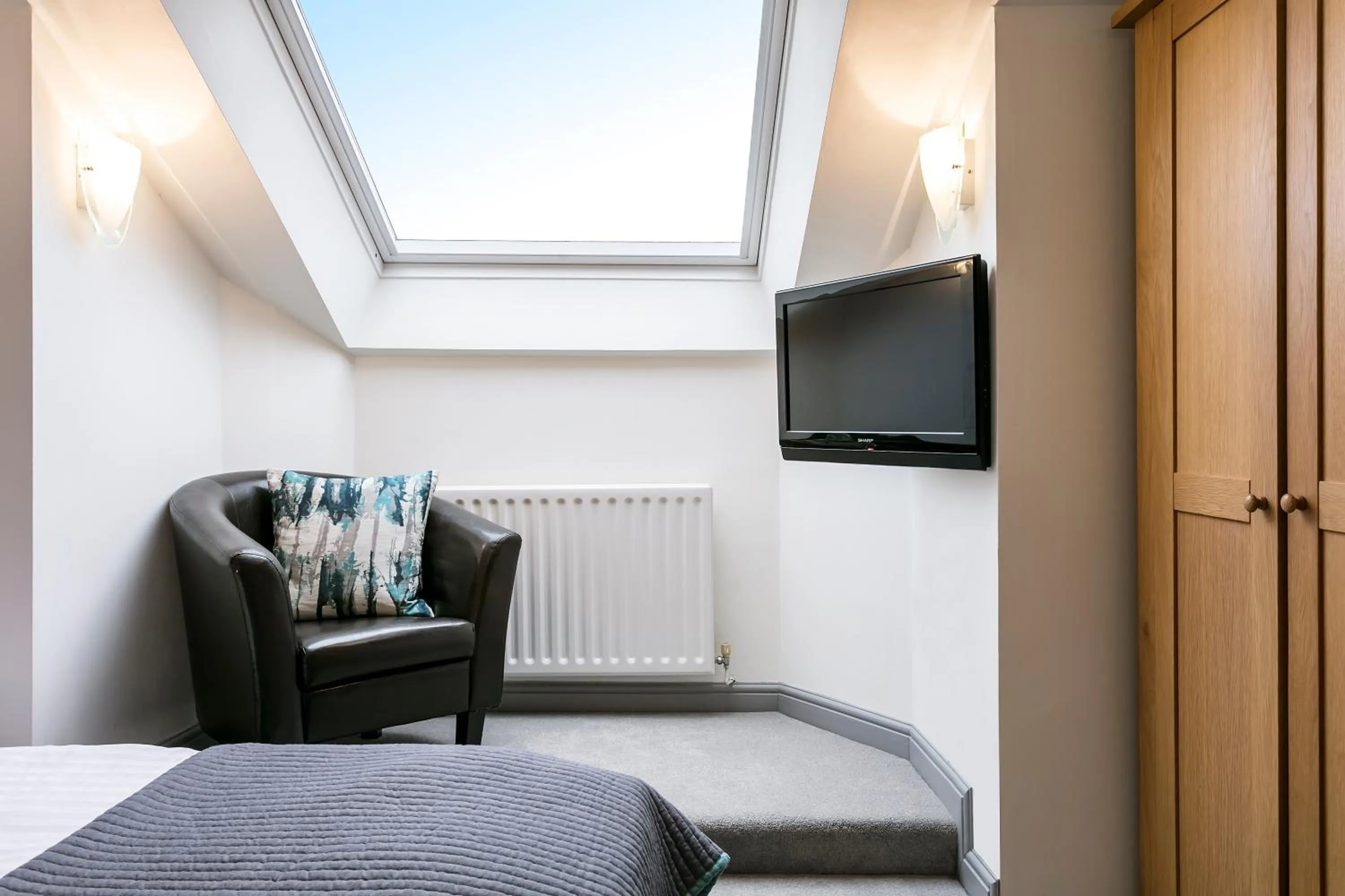 Seating area, Bed in The Gamekeeper's Inn