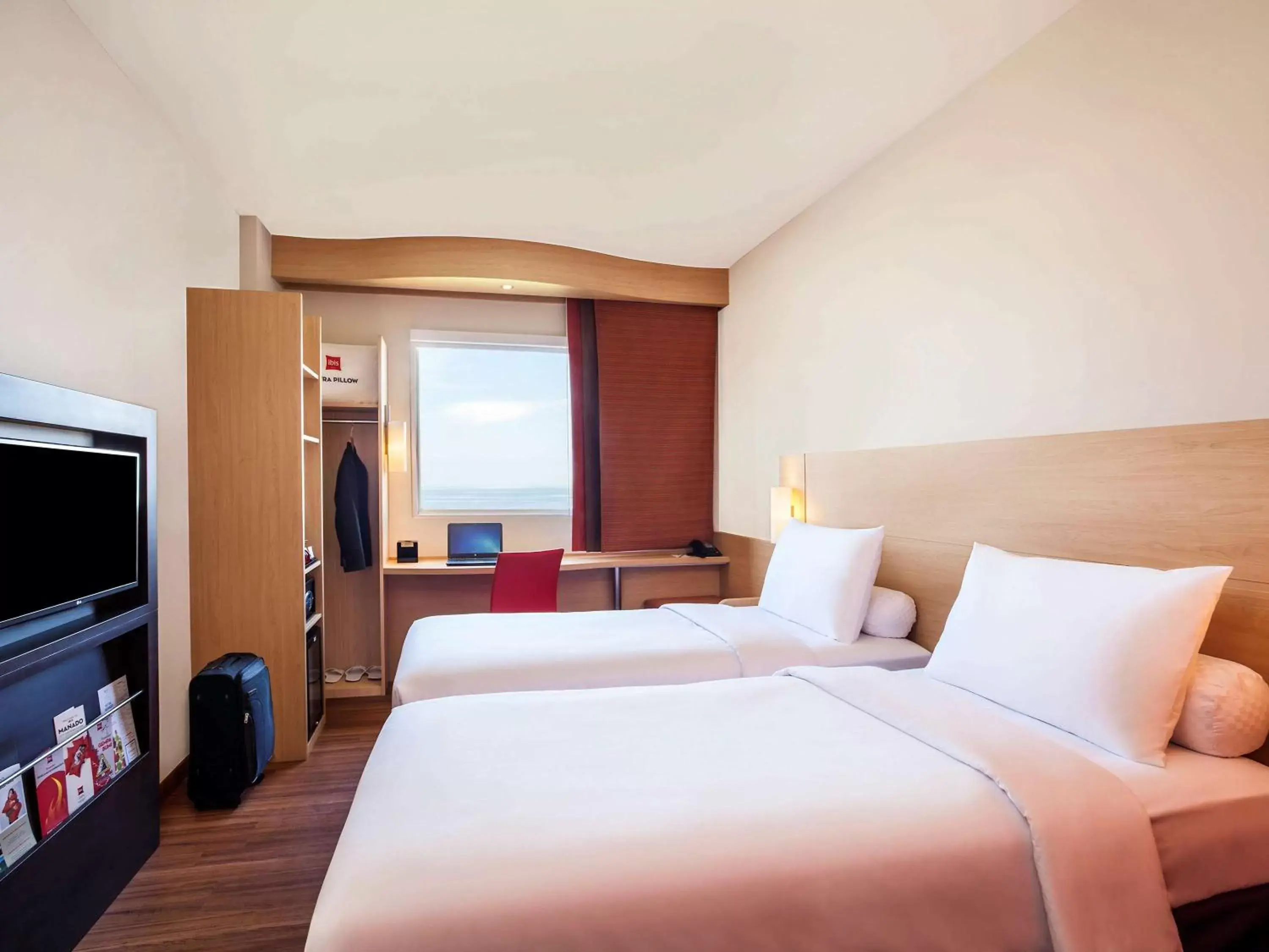Photo of the whole room, Bed in Ibis Manado City Center Boulevard