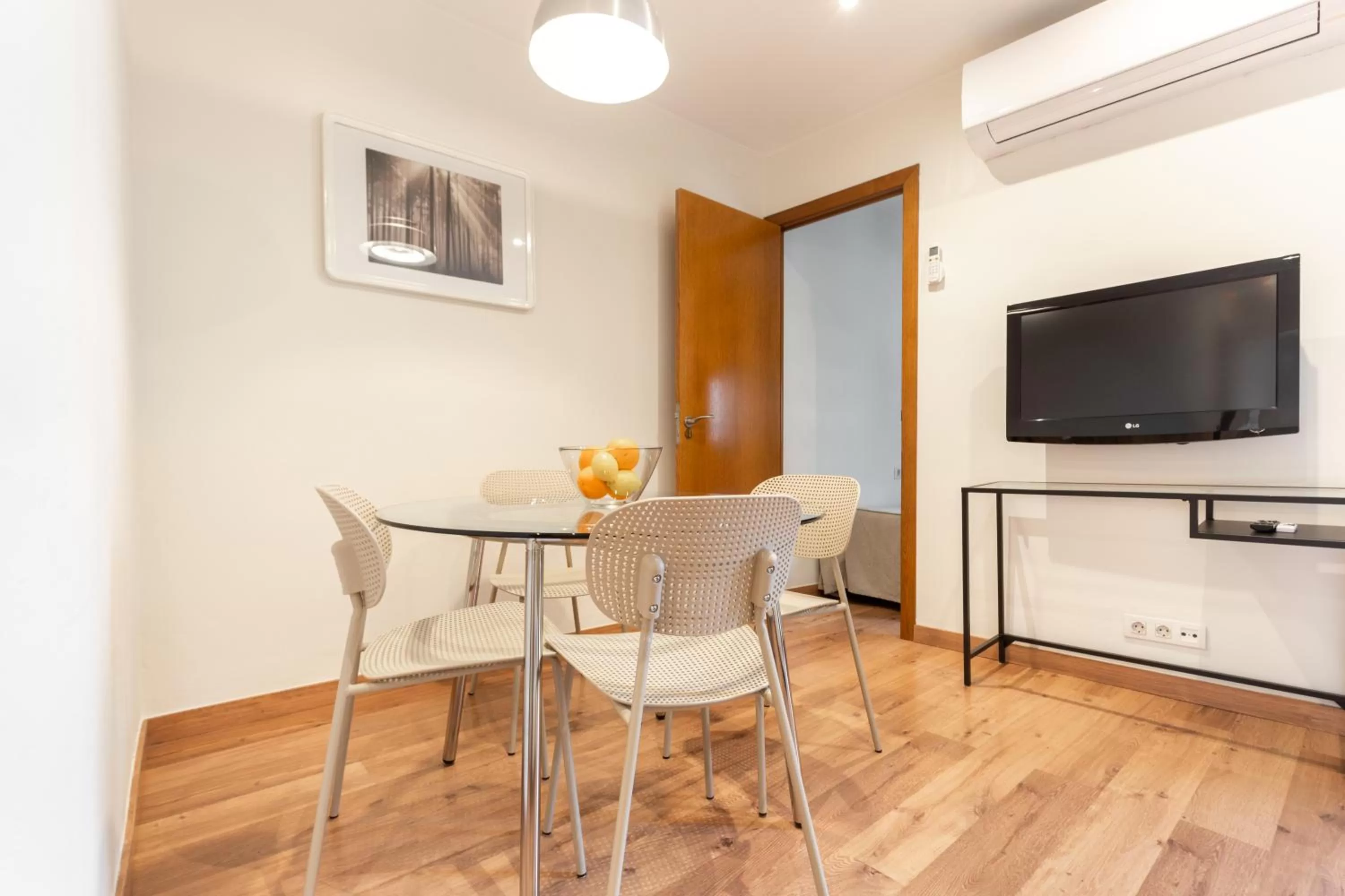 TV and multimedia in Atica Apartments - by Weflating