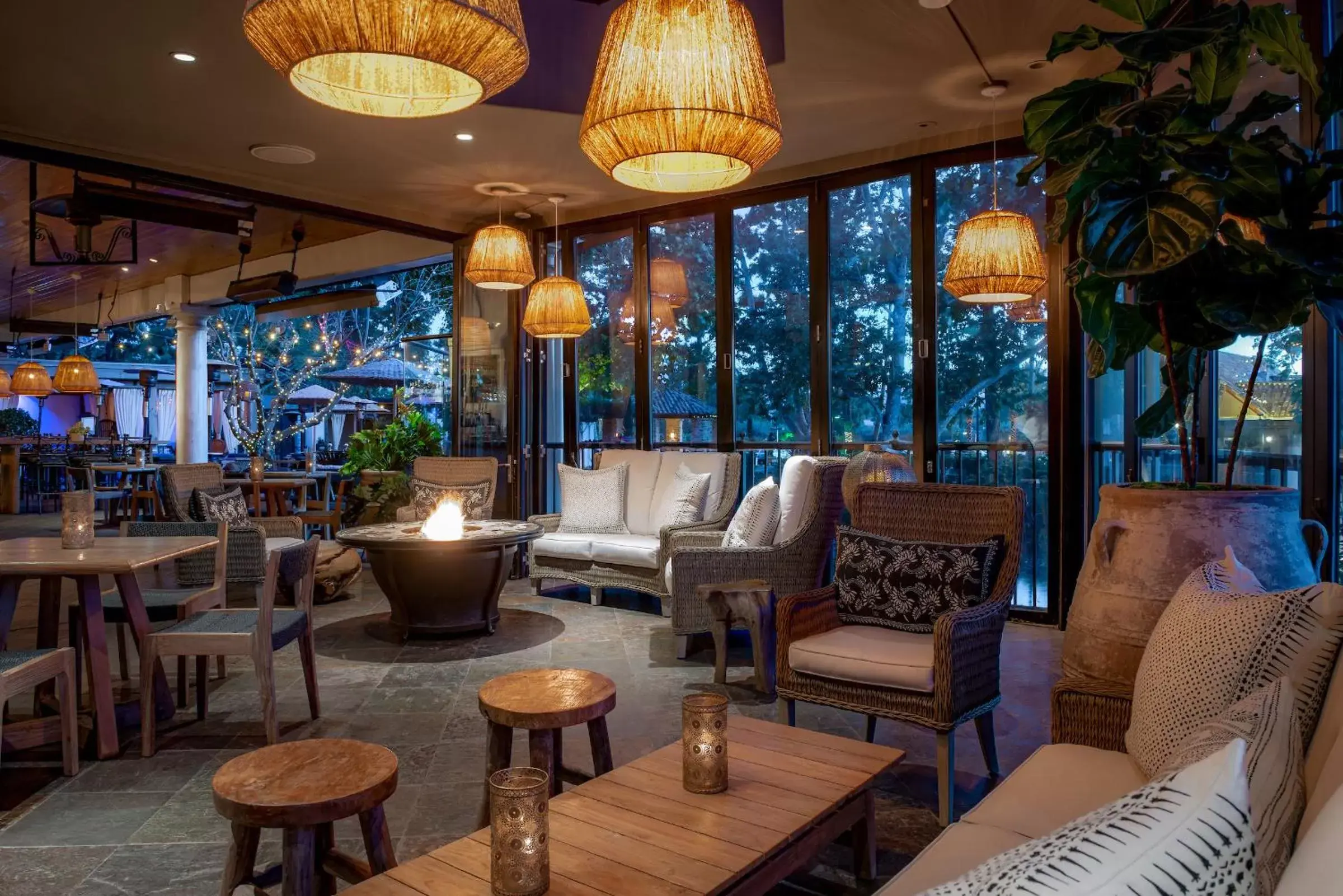 Lounge or bar in Westlake Village Inn