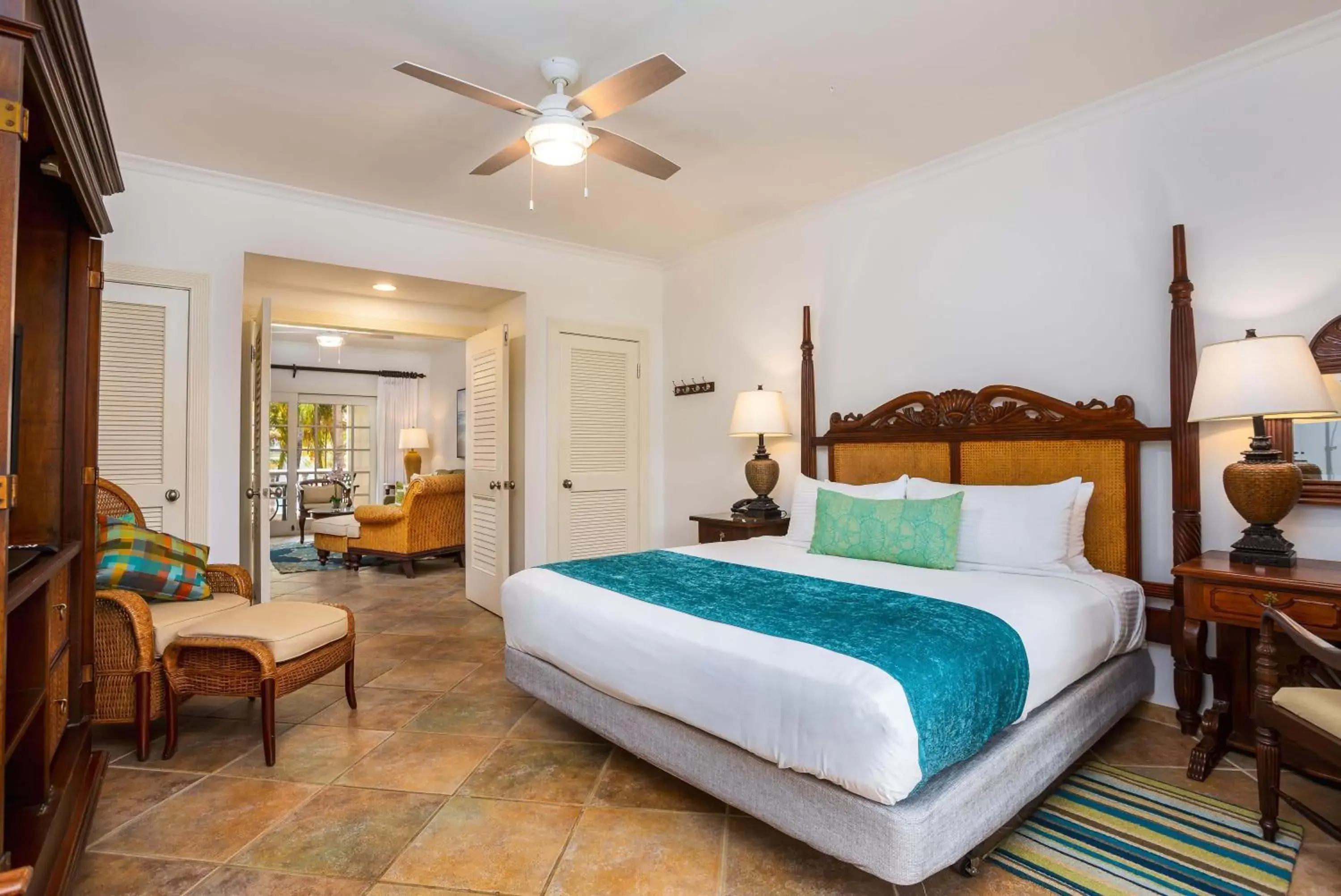 Bedroom, Bed in Harbour Village Beach Club