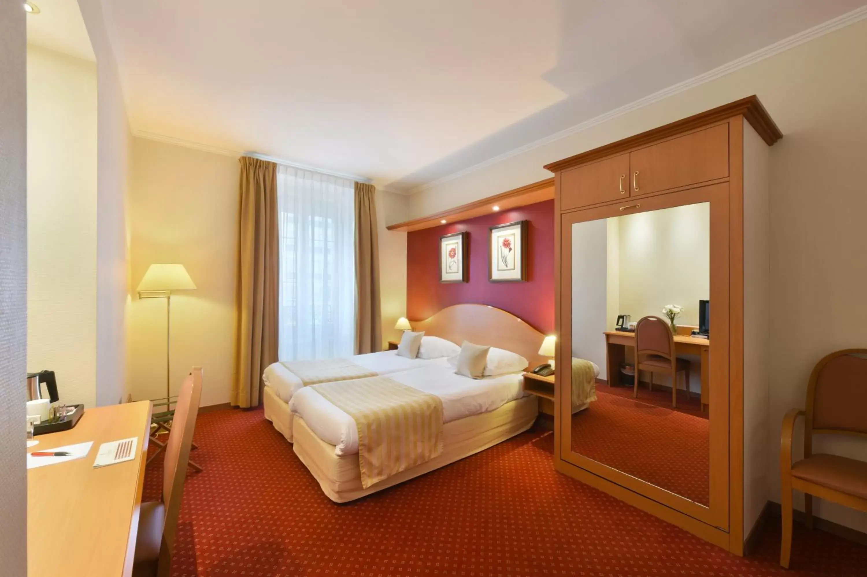 Photo of the whole room, Bed in Hotel International & Terminus