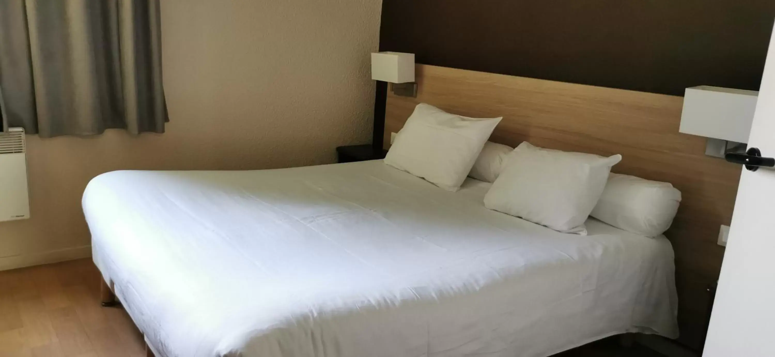 Bedroom, Bed in Brit Hotel Essentiel Tours Nord