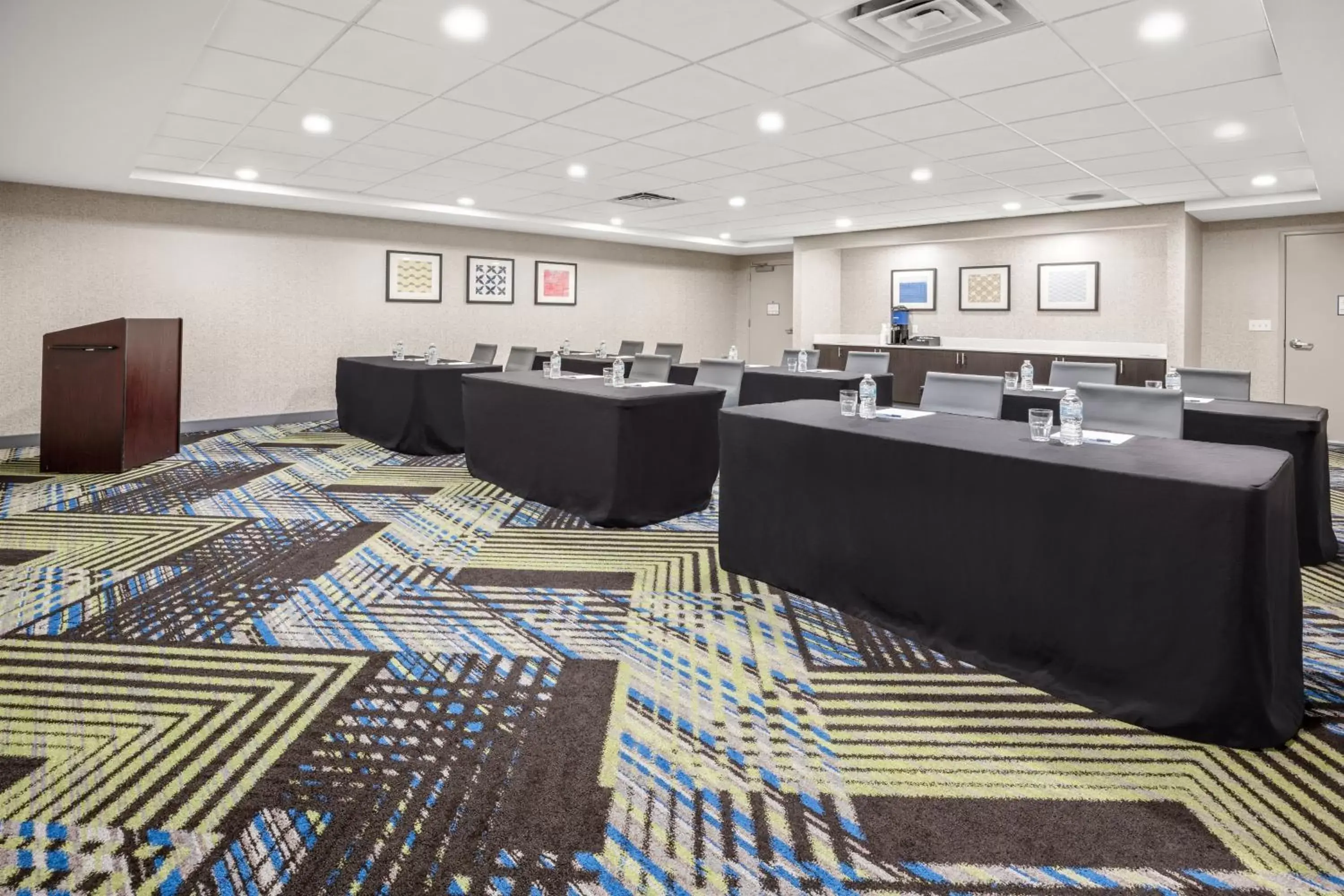 Meeting/conference room in Holiday Inn Express Hotel & Suites Marysville, an IHG Hotel