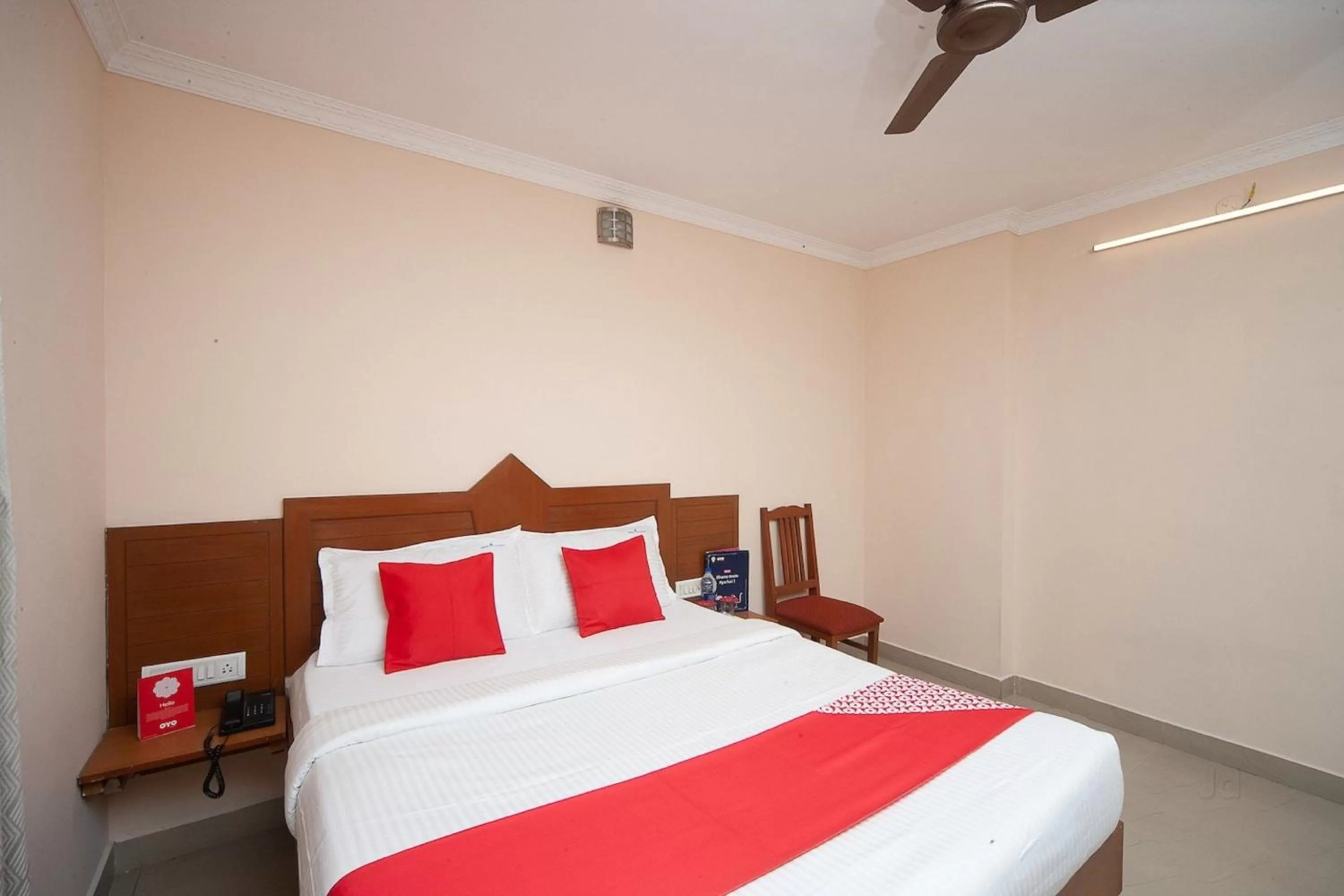 Bedroom, Bed in Silver Cloud Hotel Sholinganallur