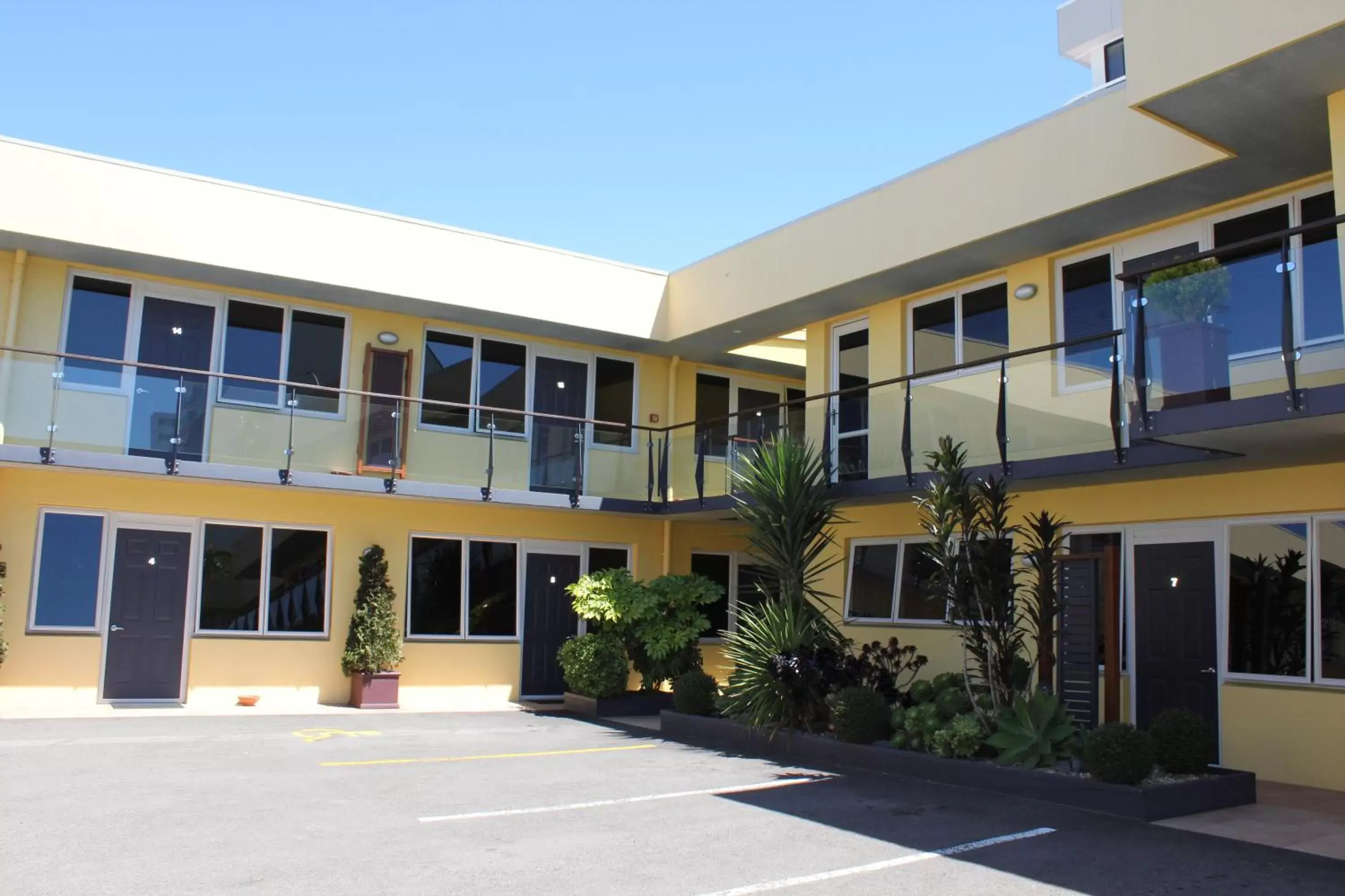 Facade/entrance, Property Building in Harbour City Motor Inn & Conference